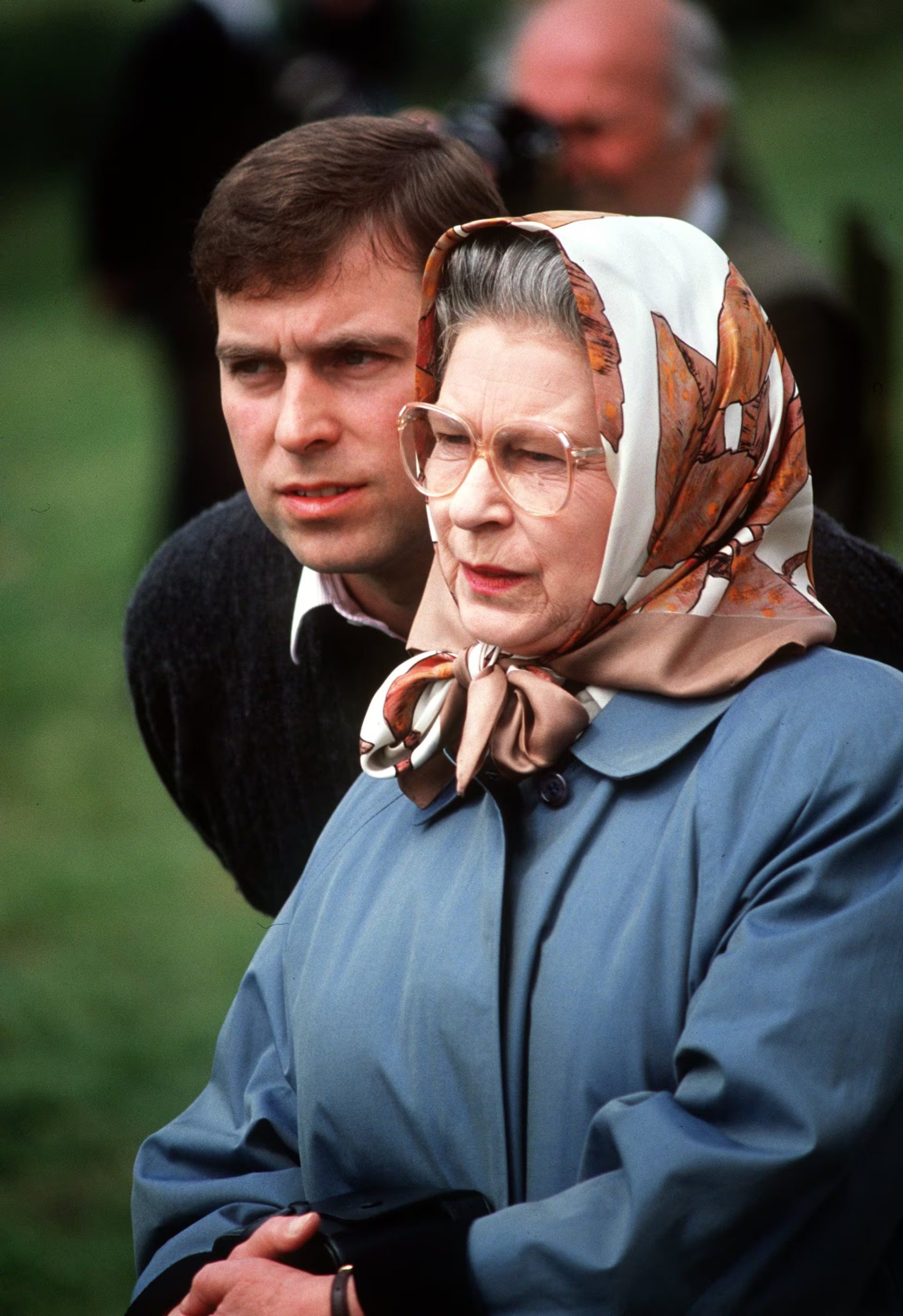 La reina Isabel II con su hijo, el príncipe Andrés. Cumplirá 70 años el 21 de abril de 1996. Fotografía de archivo de mayo de 1991. (2020 Zuma Press/The Grosby Group).