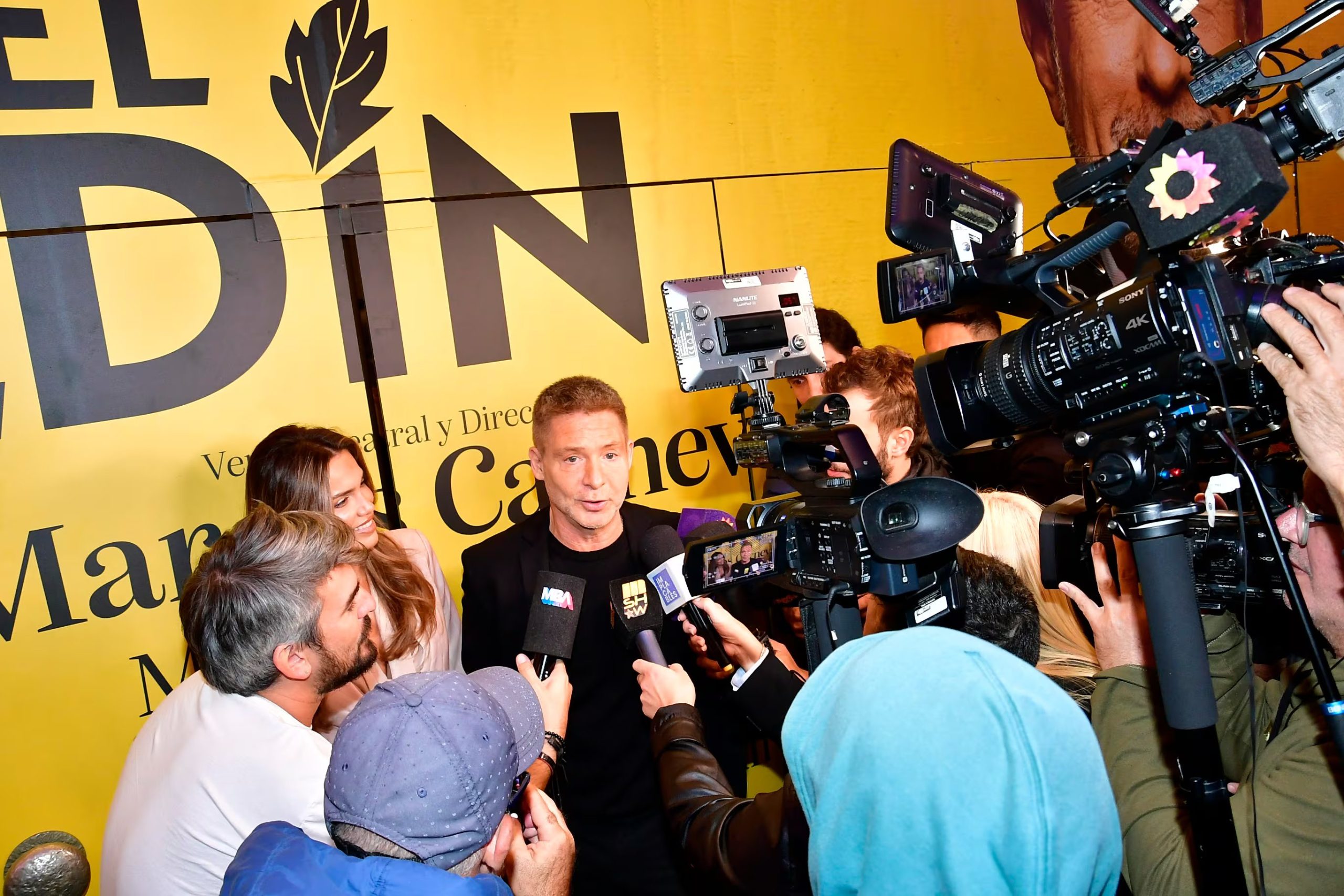Arián Suar y Rocío Robles atienden a los medios de comunicación durante la presentación de la obra teatral Desde el jardín
