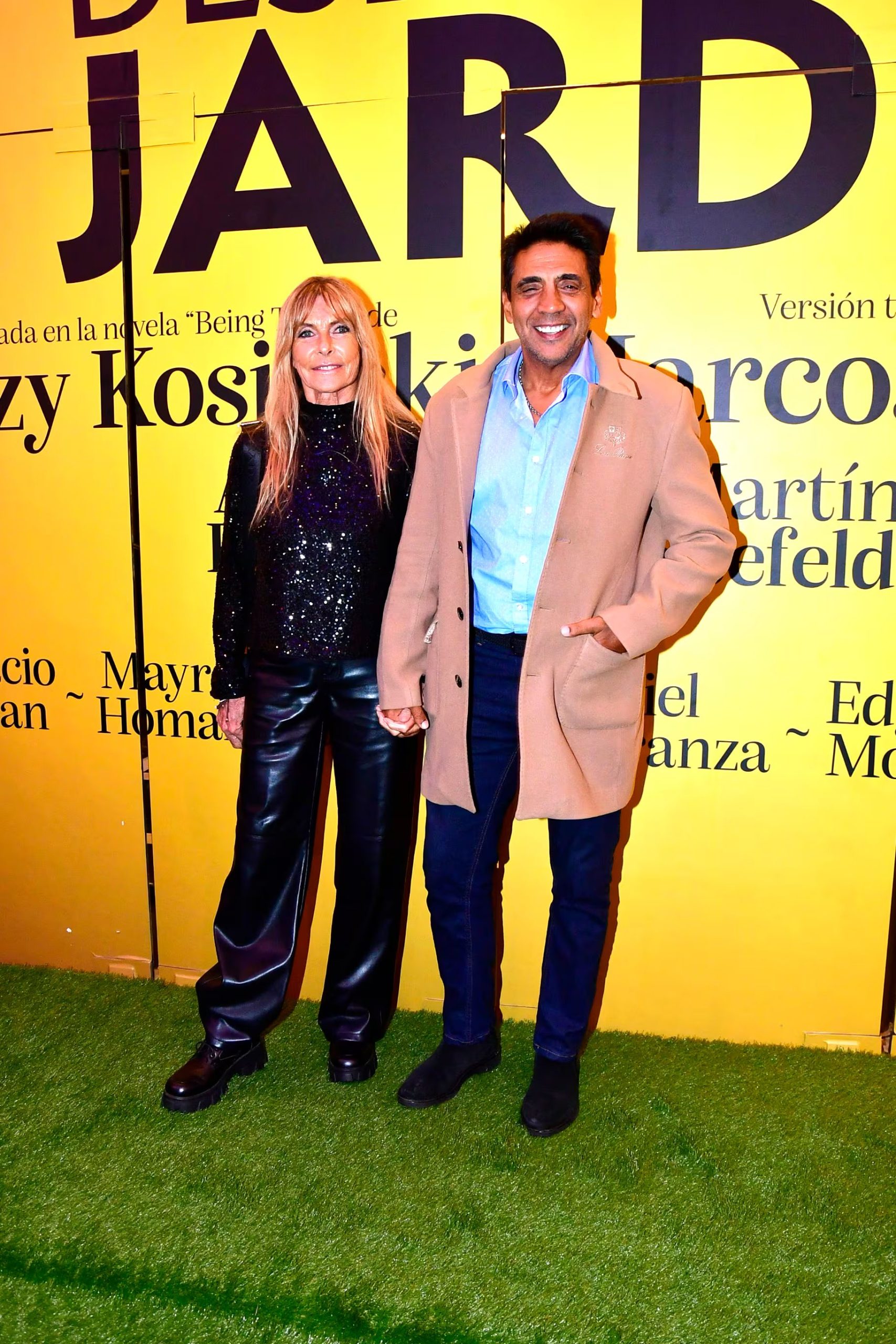 Virginia Elizalde y Coco Fernández posan sonrienten y de la mano en una gran noche de teatro