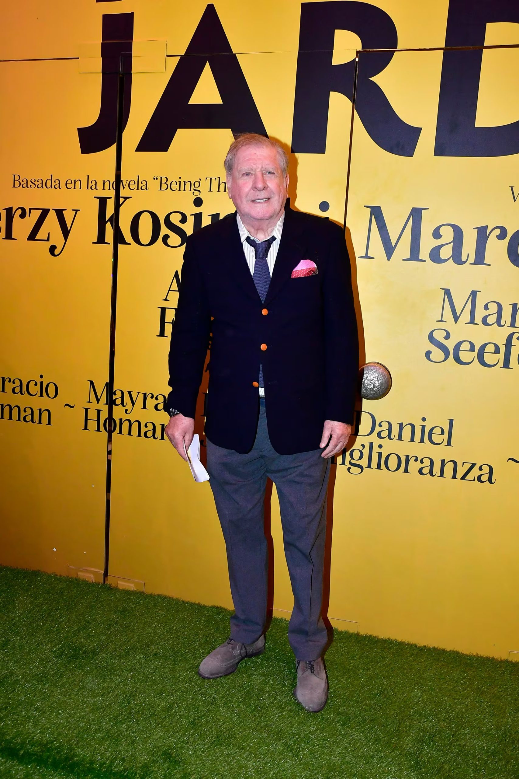 Arturo Puig posa en la alfombra verde durante el estreno de la obra de teatro 