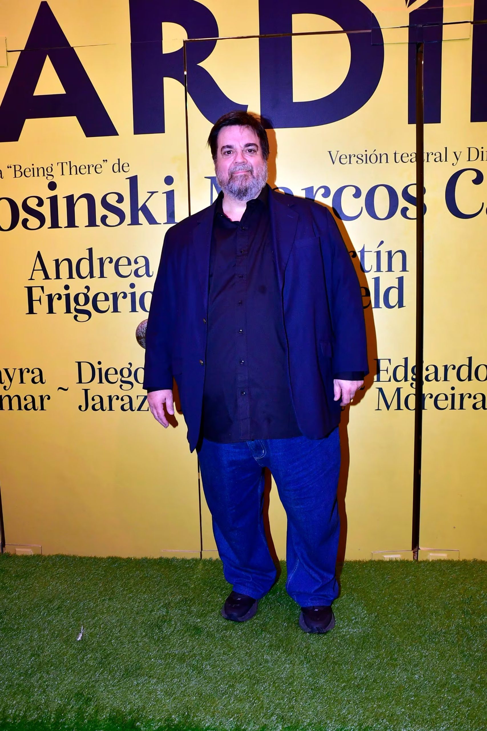 Carlos Portaluppi posa en el photocall durante el estreno de la obra 'Desde el jardín', celebrando una nueva propuesta artística