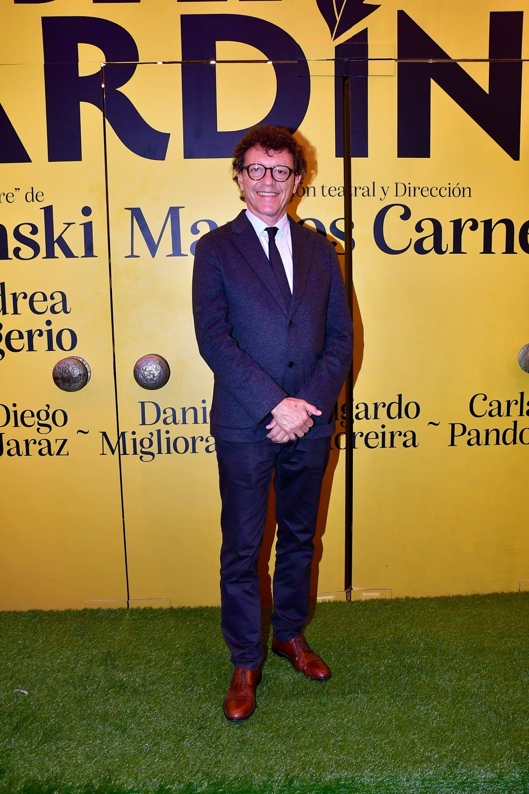 Un sonriente hombre asiste al estreno de la obra de teatro 