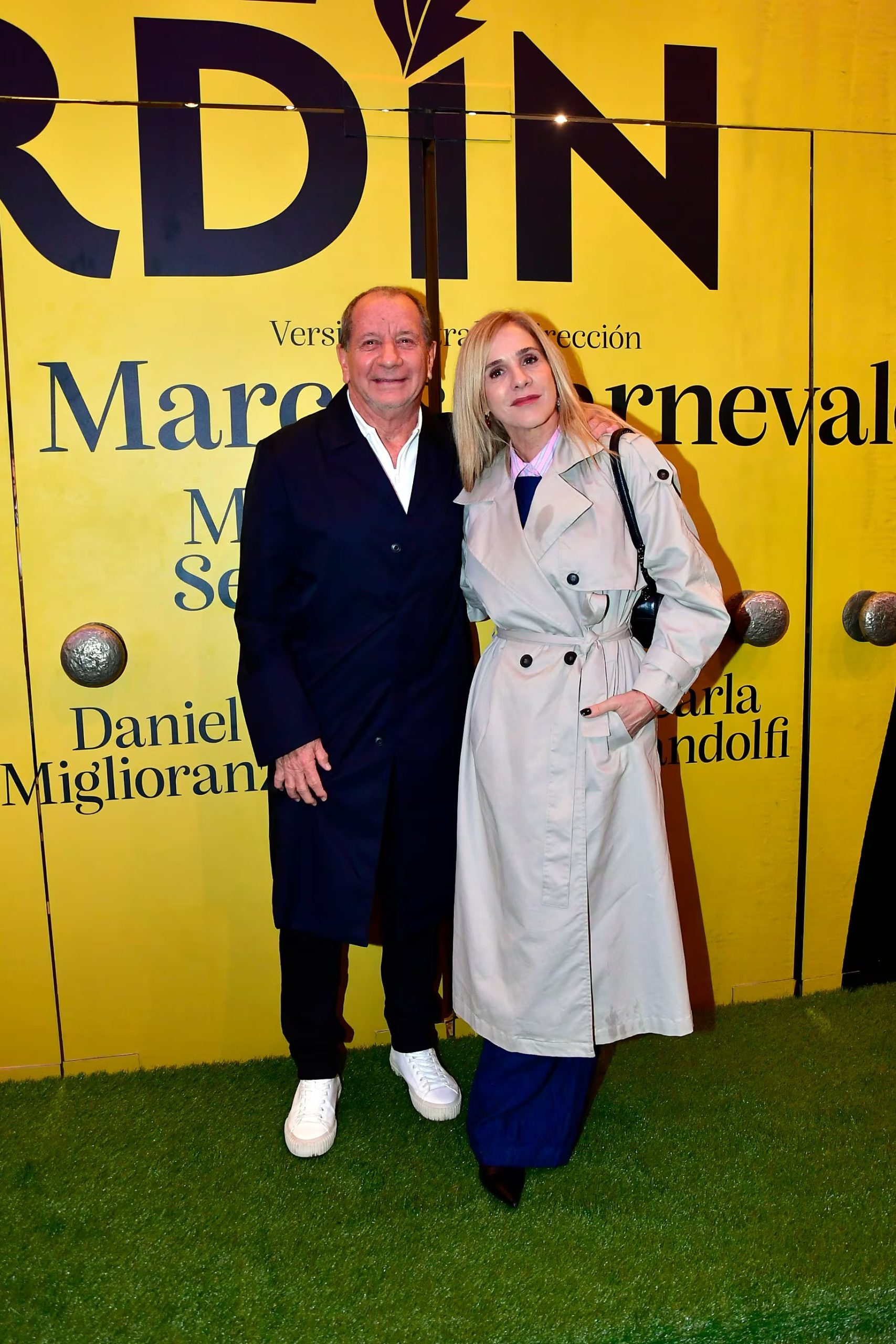 Una pareja posa sonriente en el estreno de la obra teatral 'Desde el jardín'. (RS Fotos)