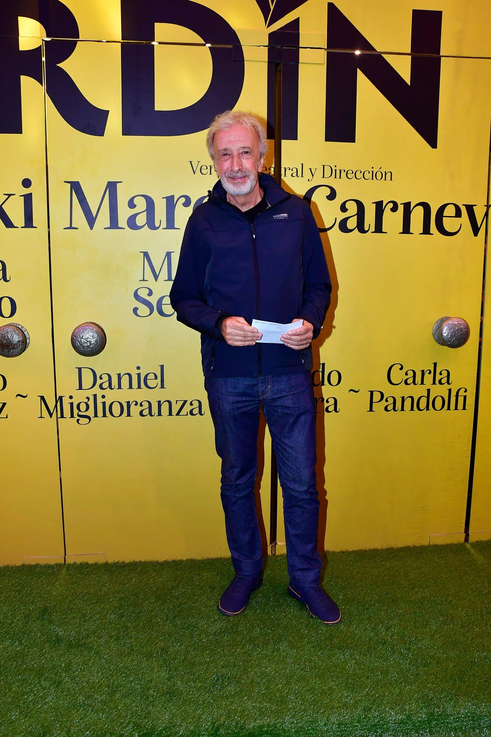 Eduardo Blanco posa en la alfombra de pasto artificial durante el estreno de la obra teatral Desde el jardín