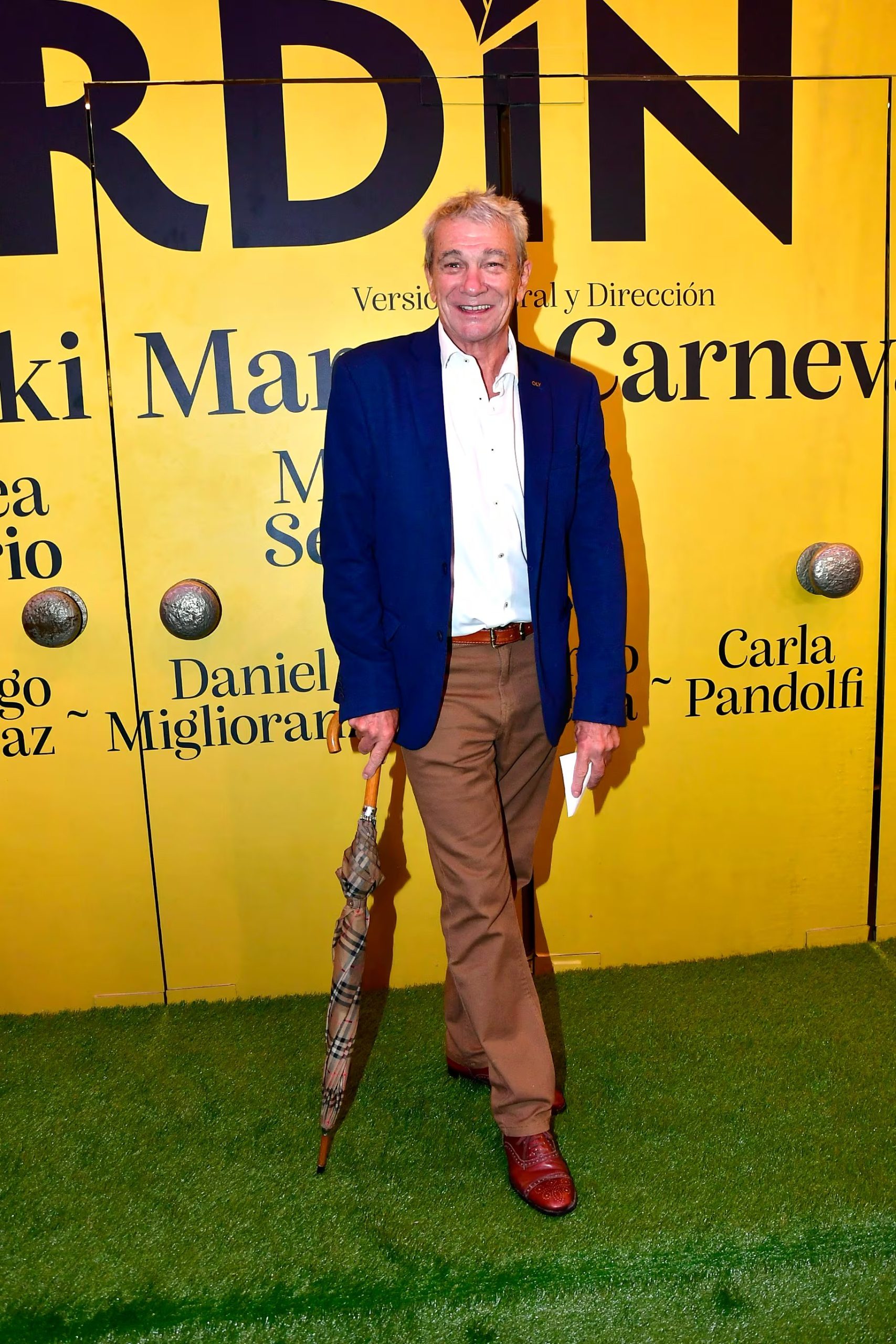 Fernando Lupiz y su look acorde a un anochecer lluvioso