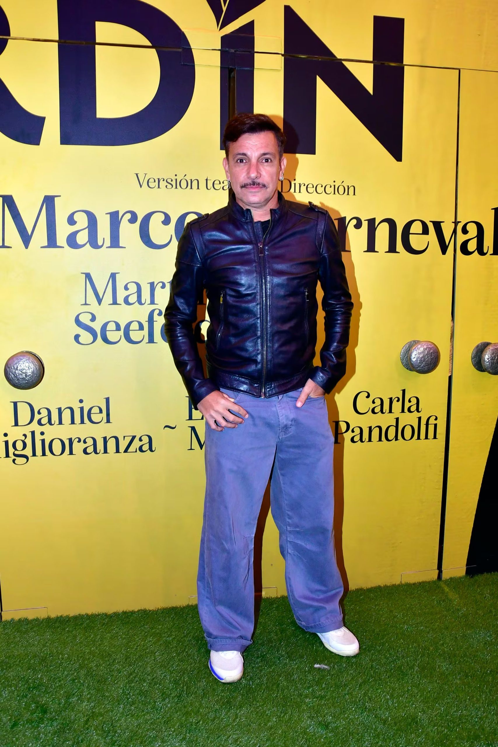 Campera de cuero y jeans oversize para Martín Bossi y su nuevo look de bigote 