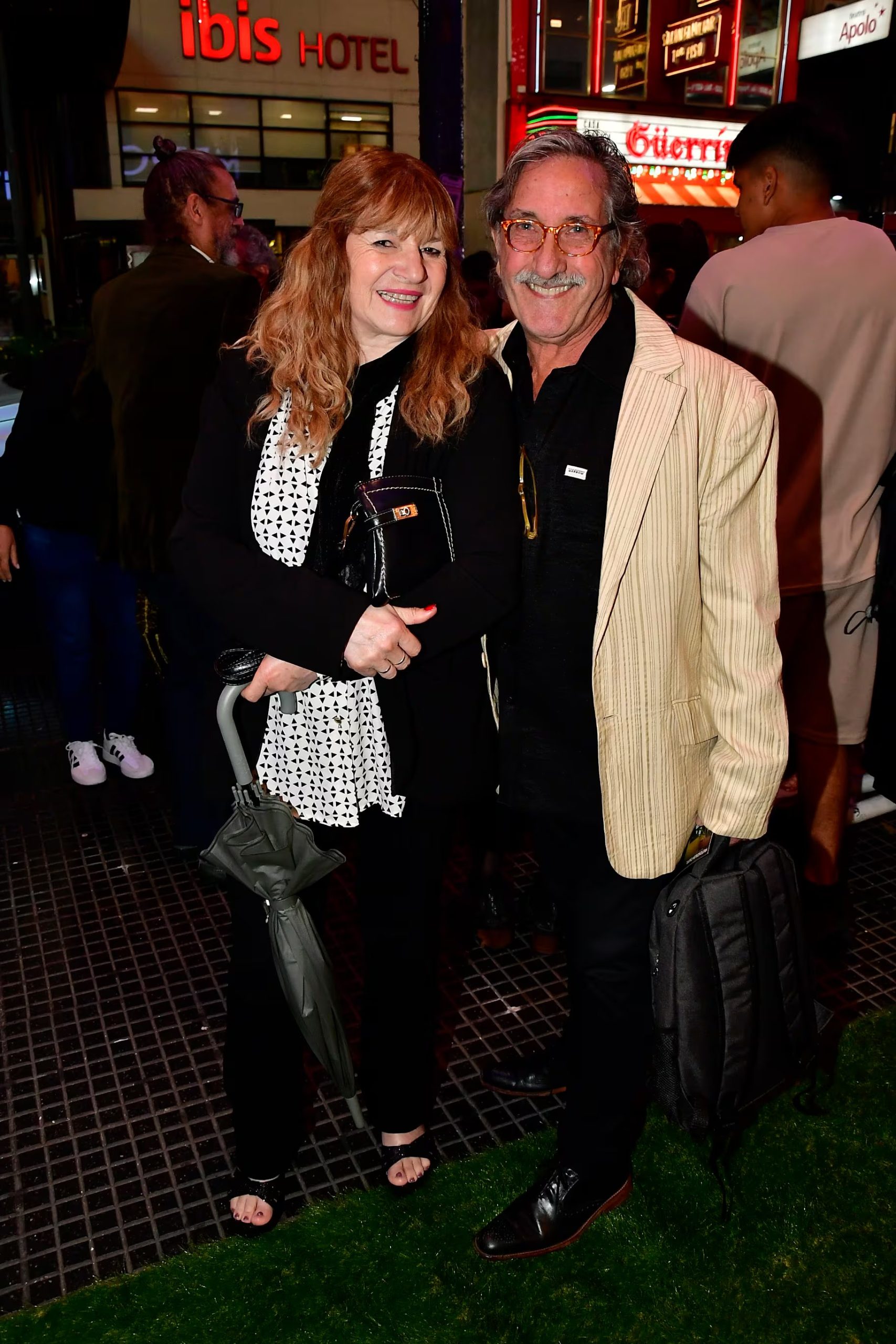 Ricardo Francella, hermano de Guillermo, y su pareja posan en la alfombra verde del Metropolitan