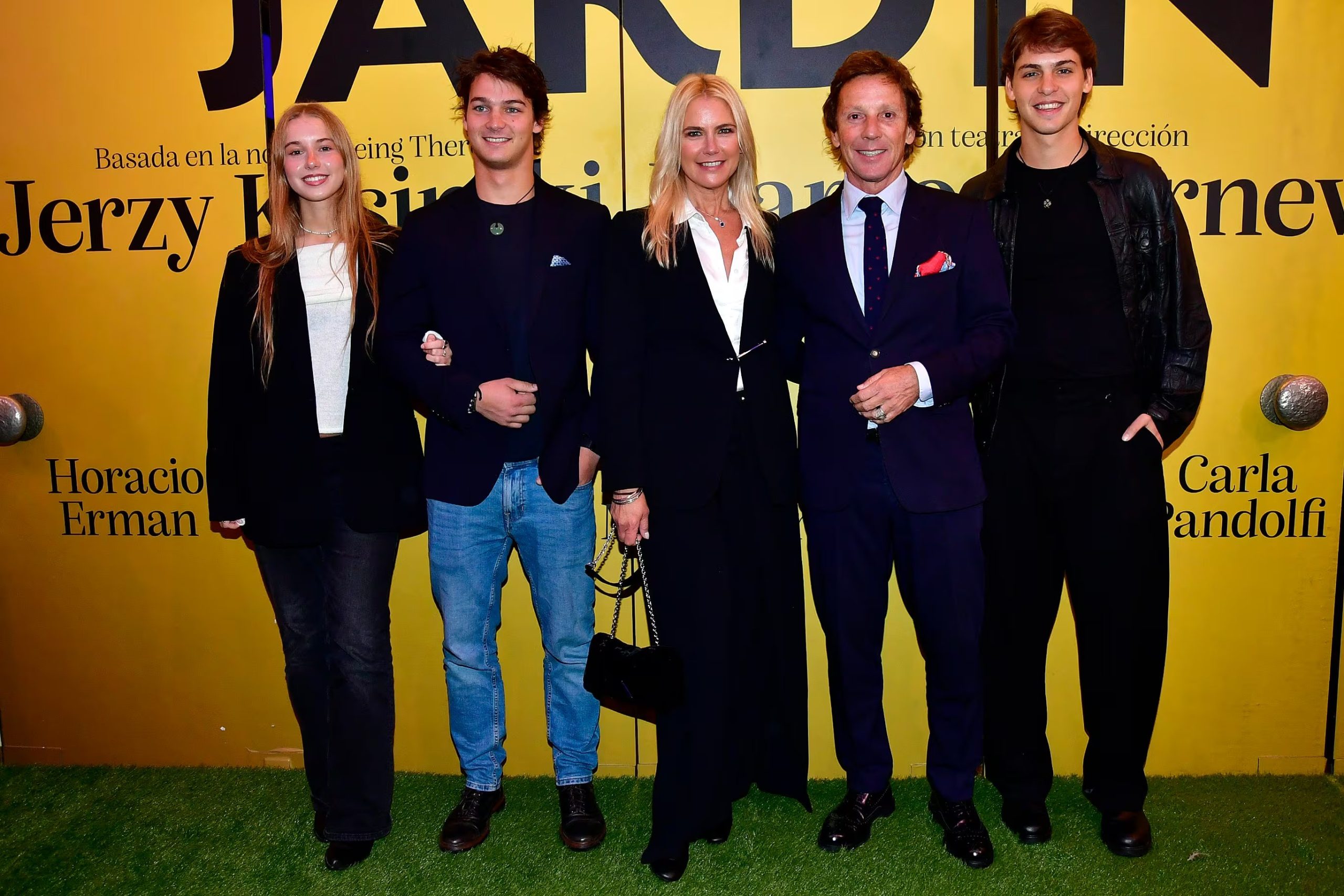 Valeria Mazza y Alejandro Gravier, acompañados por sus hijos Taina, Tiziano y Benicio