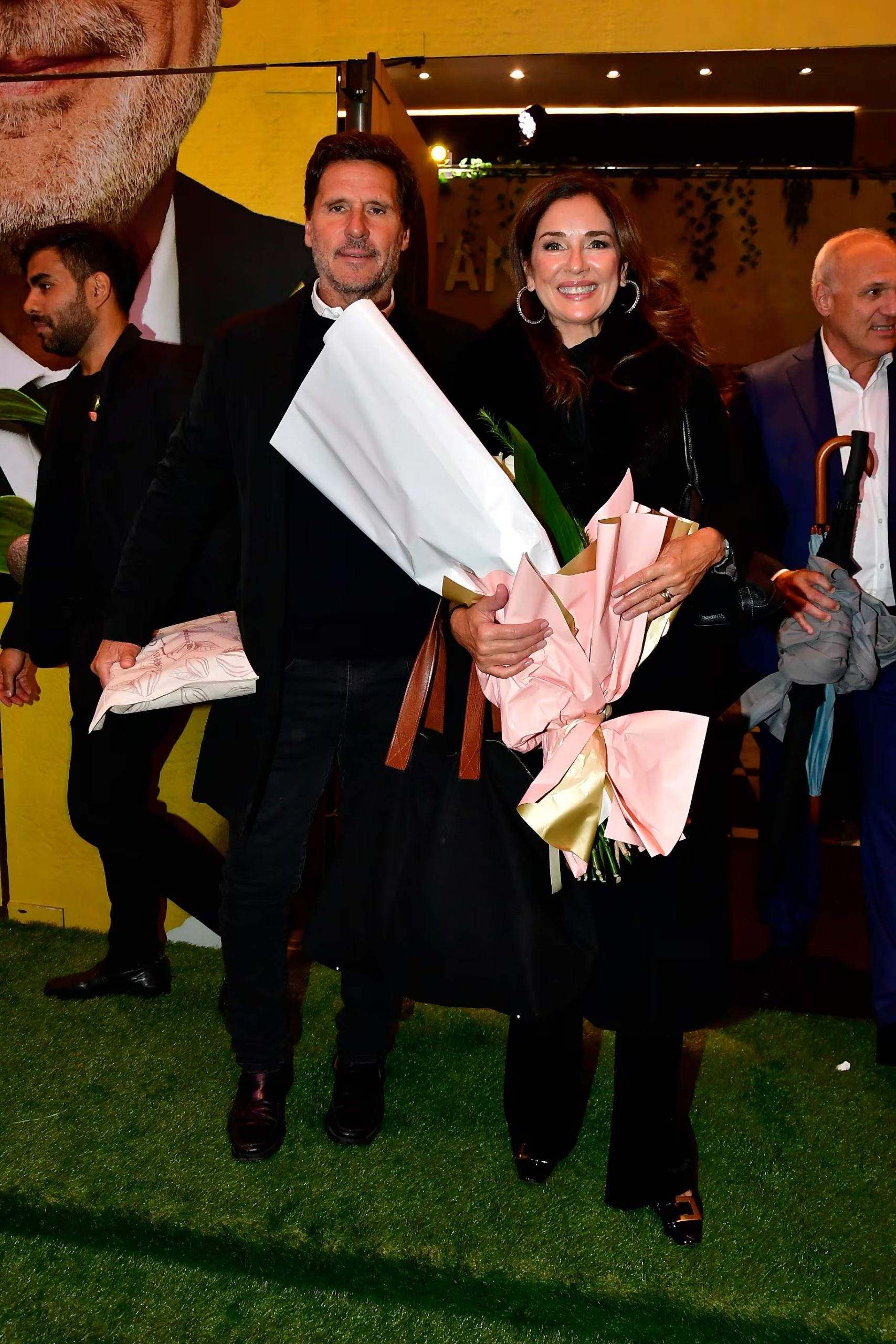 Andrea Frigerio y Lucas Bocchino posan con ramos de flores y regalos en la presentación de la obra teatral 'Desde el jardín'. (RS Fotos)