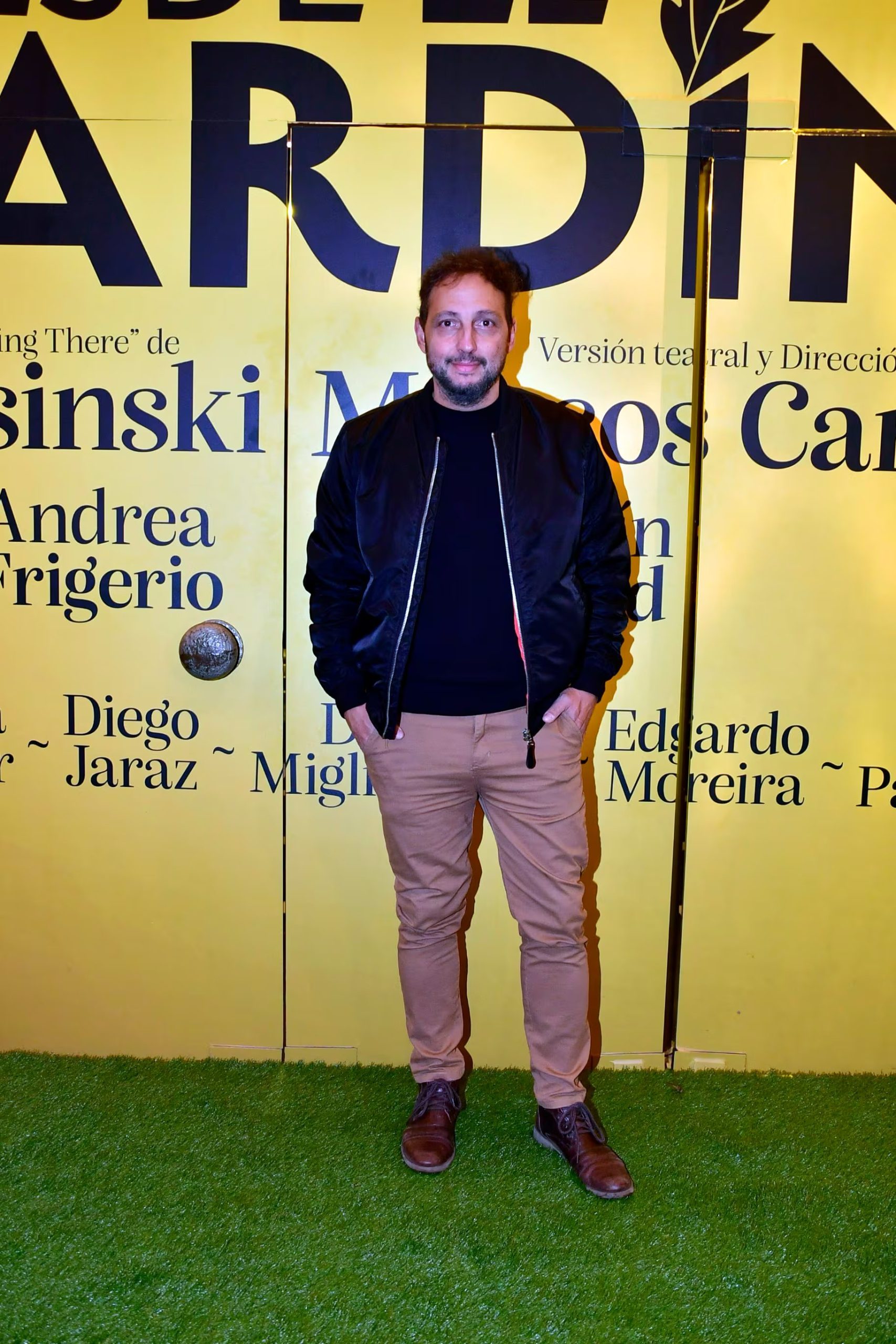 Ariel Staltari posa sonriente en la alfombra roja del estreno de la obra 'Desde el jardín', celebrando la llegada de esta nueva producción teatral. (RS Fotos)