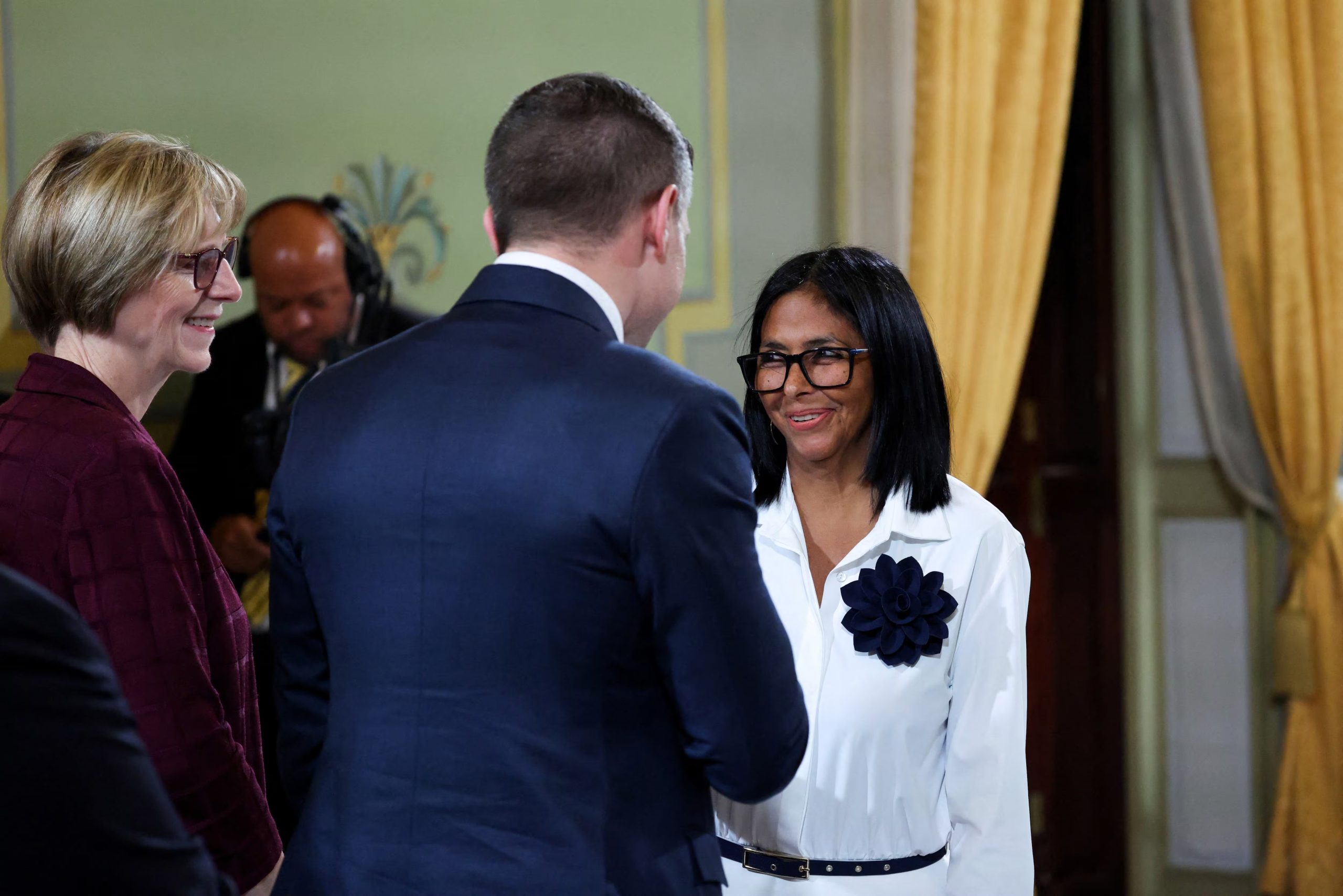 La presidenta interina de Venezuela, Delcy Rodríguez, se reúne con Laura Dogu, encargada de negocios de Estados Unidos en Venezuela, y el subsecretario de Energía de Estados Unidos, Kyle Haustveit, durante una reunión con ejecutivos petroleros en Caracas, Venezuela, el 13 de abril de 2026 (REUTERS/Leonardo Fernandez Viloria)