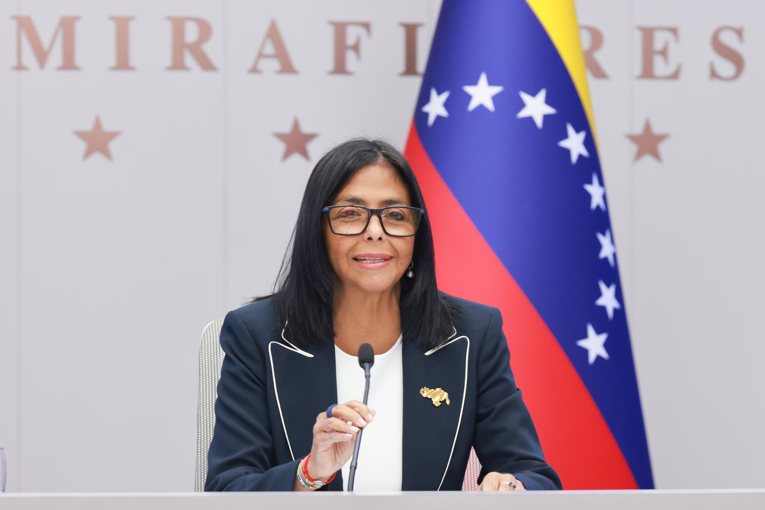 Delcy Rodríguez impulsó el relevo de funcionarios en áreas estratégicas, desplazó a figuras históricas del chavismo y avanzó en negociaciones para reordenar el sector petrolero con participación privada. 
