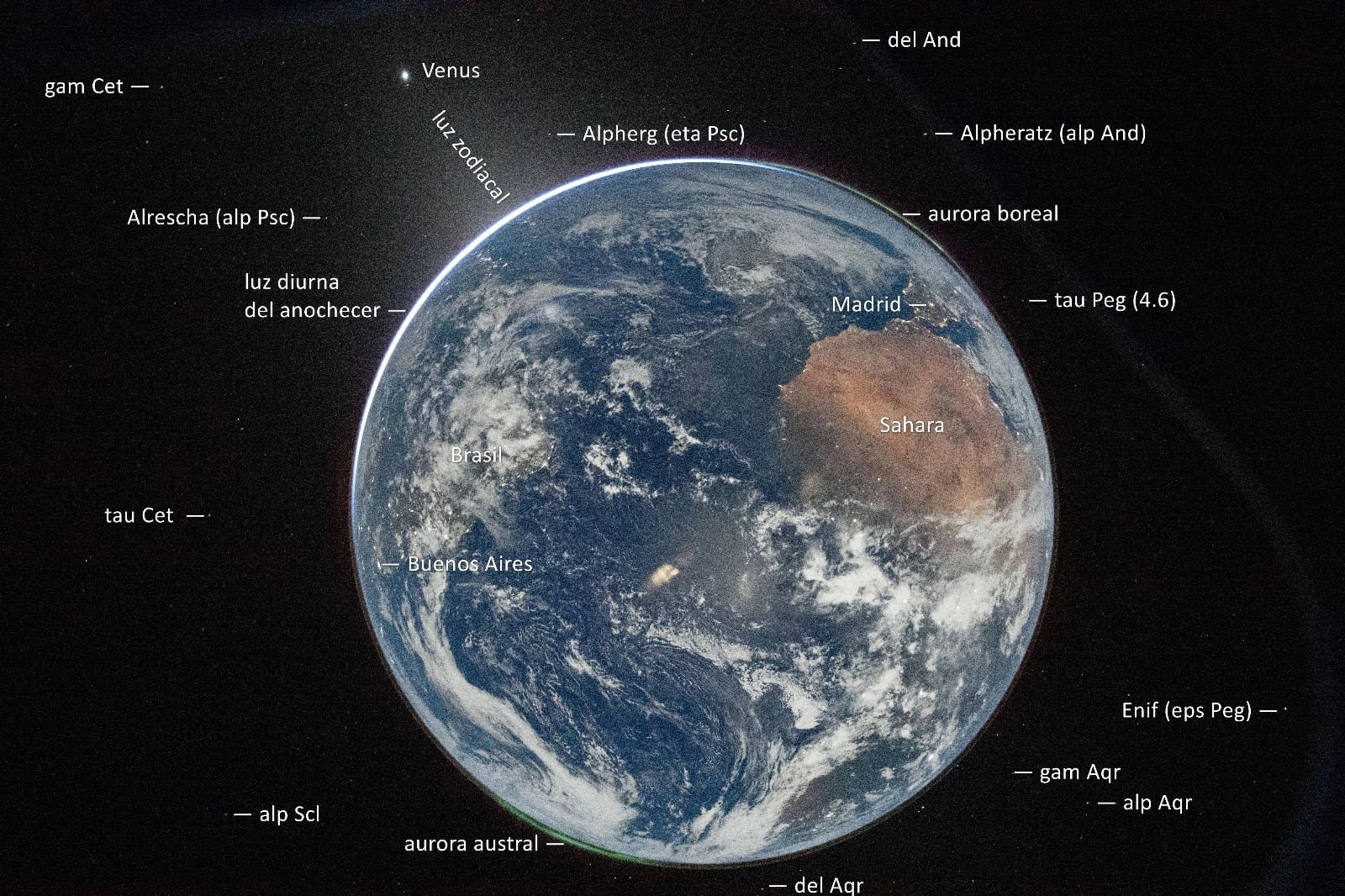 Aurora boreal y luz zodiacal aparecen en la imagen difundida por la NASA, tomadas desde la cápsula Orión por Wiseman (NASA).
