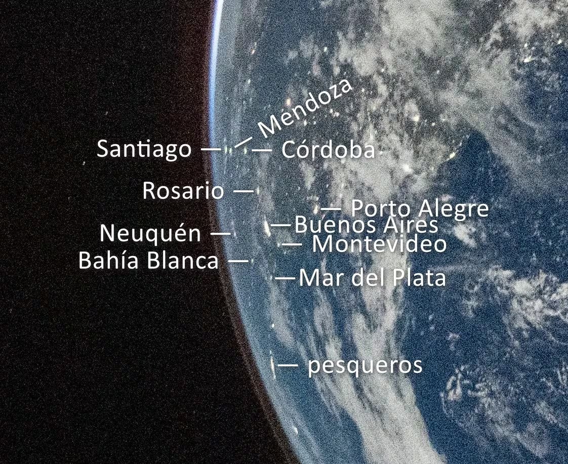 La tripulación de Artemis II pasó minutos pegada a la ventana, fotografiando el planeta tras salir de la órbita terrestre (NASA).
