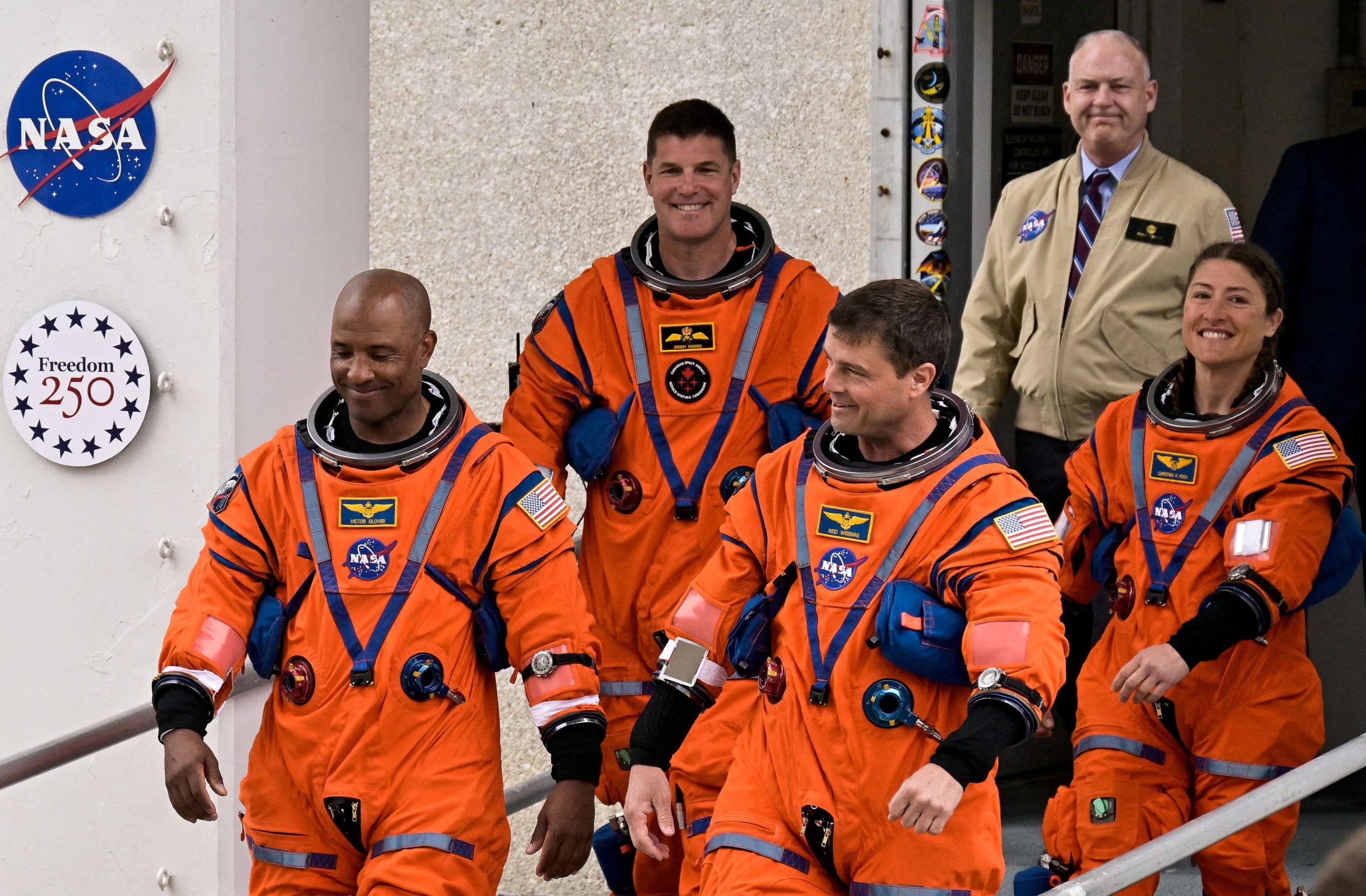 FOTO DE ARCHIVO. La tripulación de la misión de lanzamiento Artemis II para volar cerca de la Luna, los astronautas de la NASA Reid Wiseman, Victor Glover y Christina Koch y el astronauta de la CSA (Agencia Espacial Canadiense) Jeremy Hansen, caminan para subir a la furgoneta de astronautas para su traslado a la plataforma de lanzamiento 39B en el Centro Espacial Kennedy en Cabo Cañaveral, Florida, EEUU. 1 de abril de 2026. REUTERS/Steve Nesius