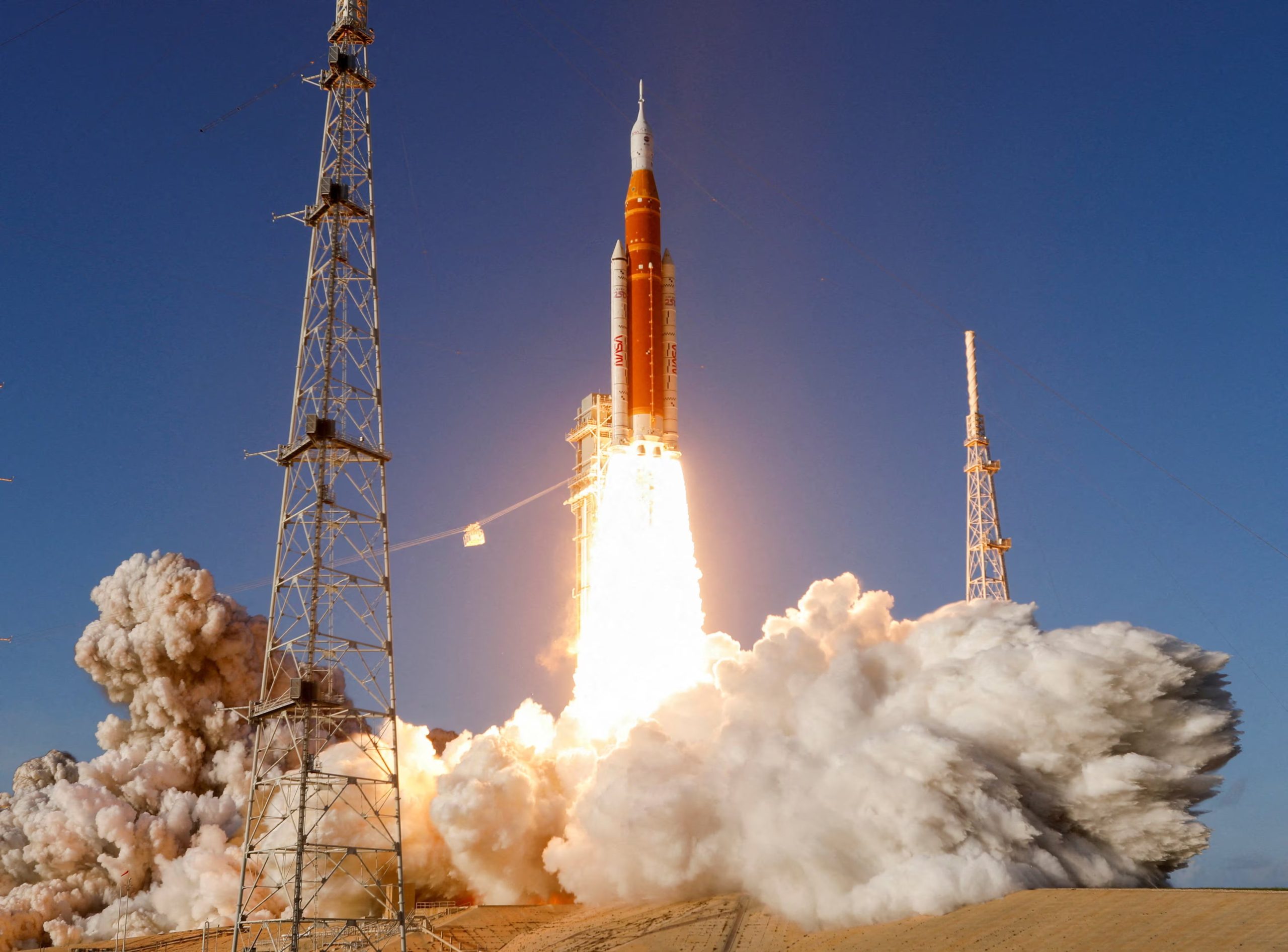 FOTO DE ARCHIVO. La misión Artemis II de la NASA para volar junto a la Luna, compuesta por el cohete Space Launch System (SLS) con la cápsula Orión para la tripulación, despega del Centro Espacial Kennedy en Cabo Cañaveral, Florida, EEUU. 1 de abril de 2026. REUTERS/Joe Skipper