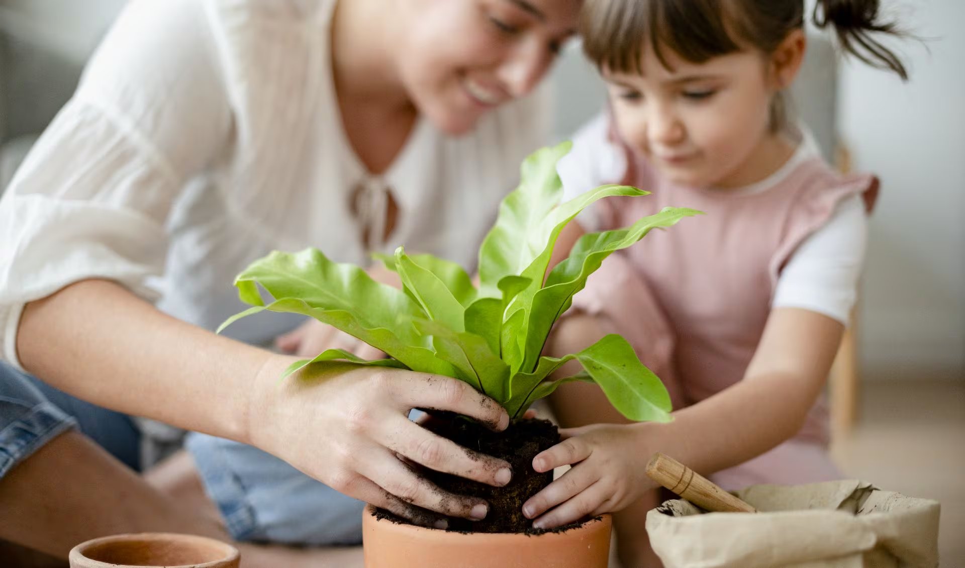 El origen del Día de la Madre Tierra se remonta a 1970, cuando una movilización masiva en EE.UU. impulsó leyes ambientales y marcó el inicio de un movimiento global por la protección ecológica. (Freepik)