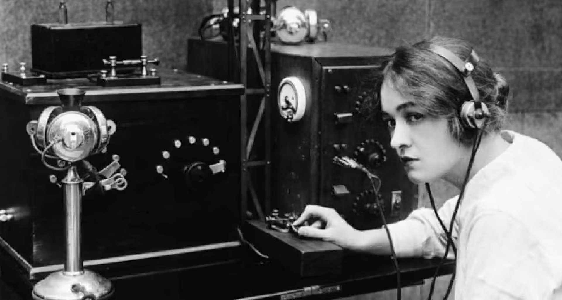 A lo largo del siglo XX, el sistema ideado por Morse demostró su utilidad en contextos críticos, salvando vidas y adaptándose a distintos medios como sonidos, luces y señales visuales. (Concepto)
