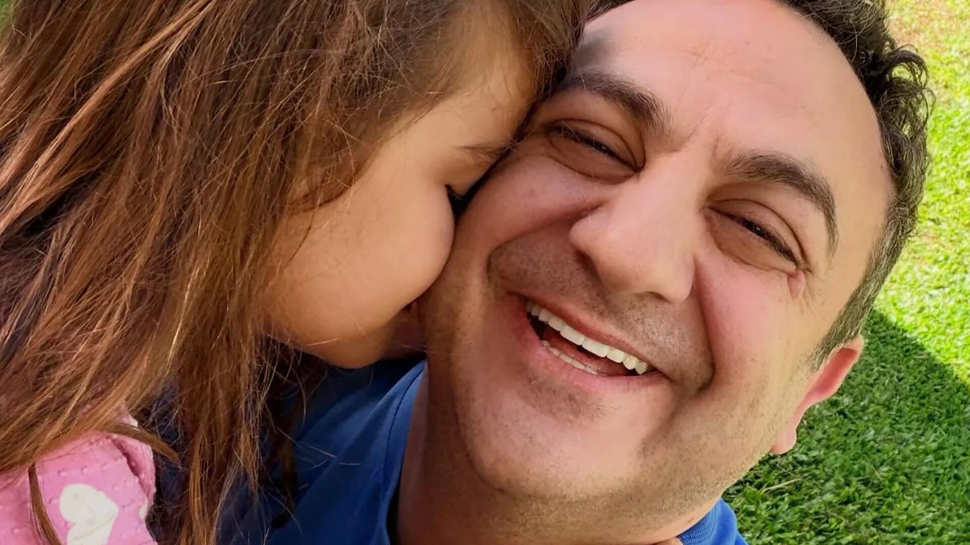 El reconocido actor y animador Diego Topa comparte un momento emotivo con su hija en su primer día de clase, llenos de alegría y cariño