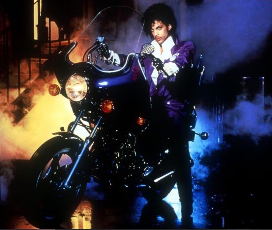 Purple rain. Una imagen inconfundible de Prince
Las muerte del cantante se produjo por una sobredosis de fentanilo tras la ingestión de pastillas adulteradas creyendo que eran Vicodin


