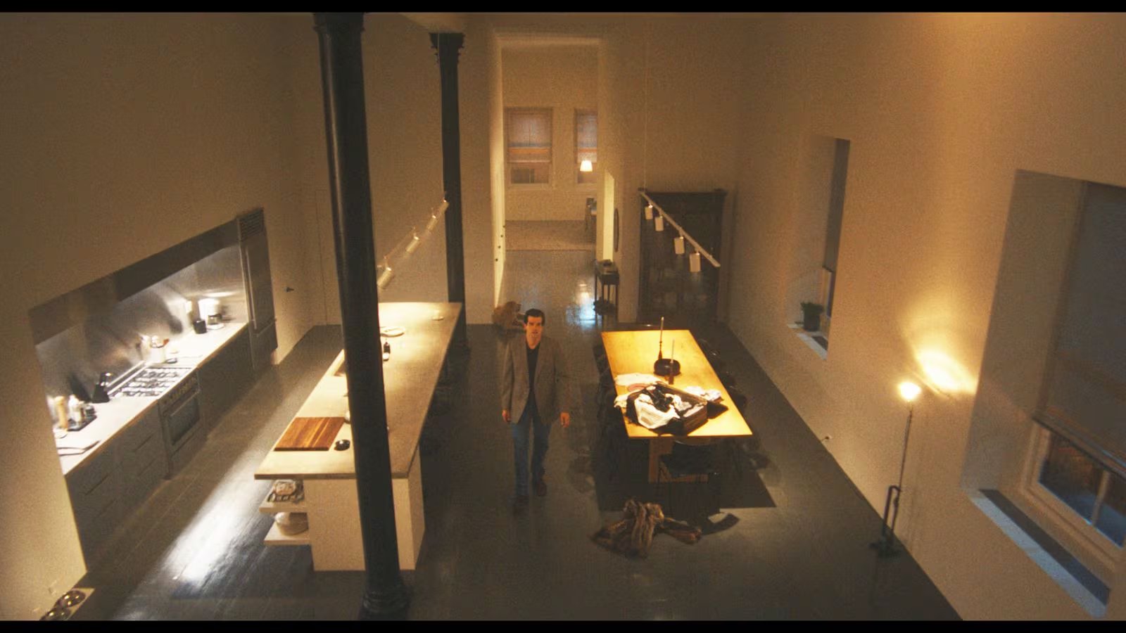 El diseño de producción recrea con precisión los ambientes emblemáticos de la familia Kennedy en los años 90