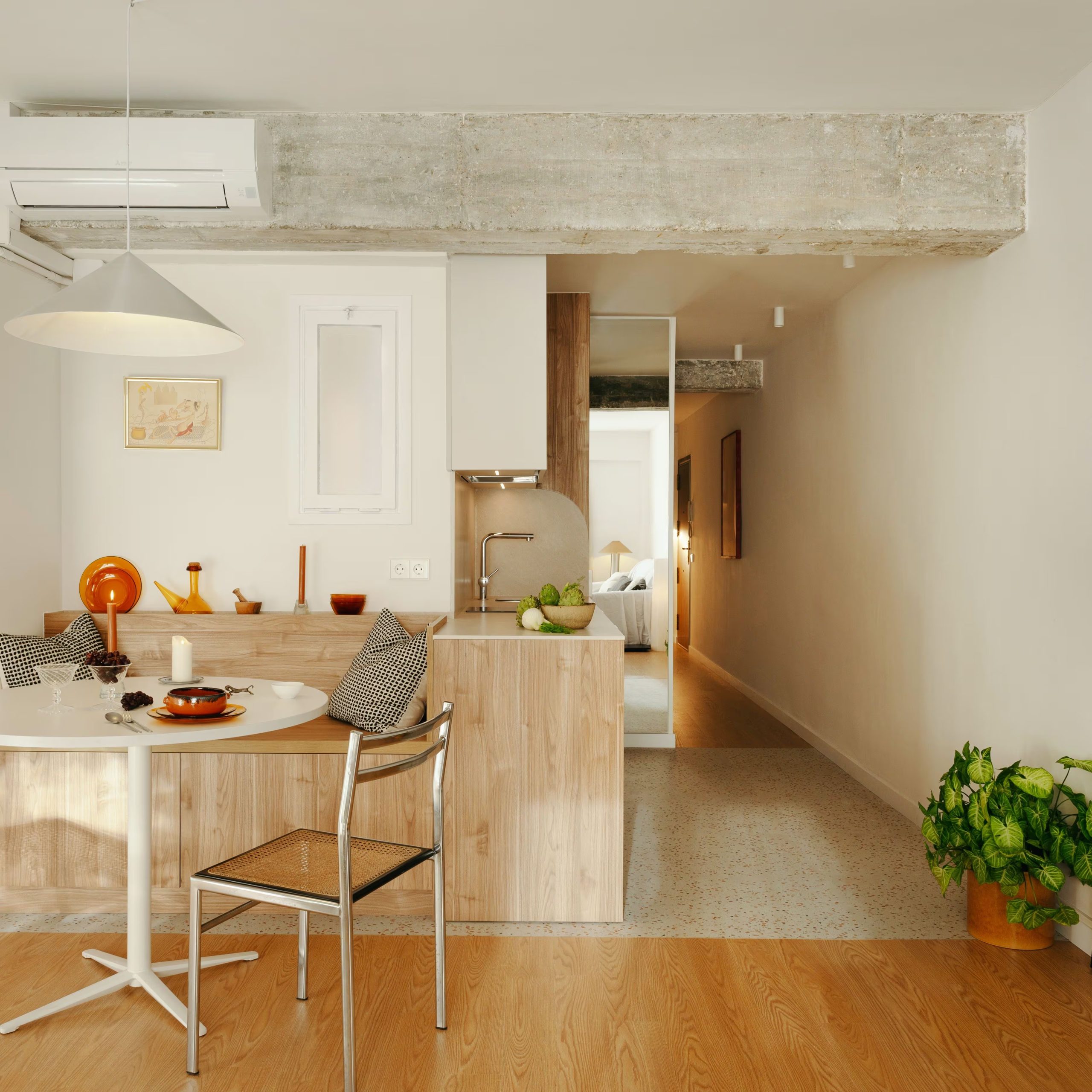 La serie muestra la transición de John F. Kennedy Jr. y Carolyn Bessette Kennedy hacia una vida de exposición mediática