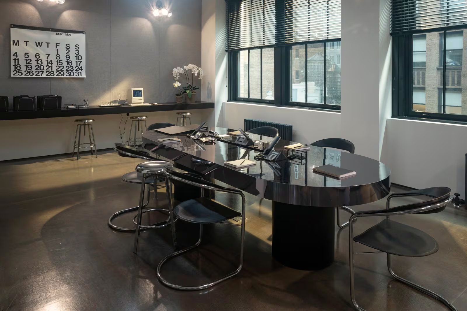 La ambientación resalta detalles arquitectónicos y piezas originales para lograr una atmósfera auténtica