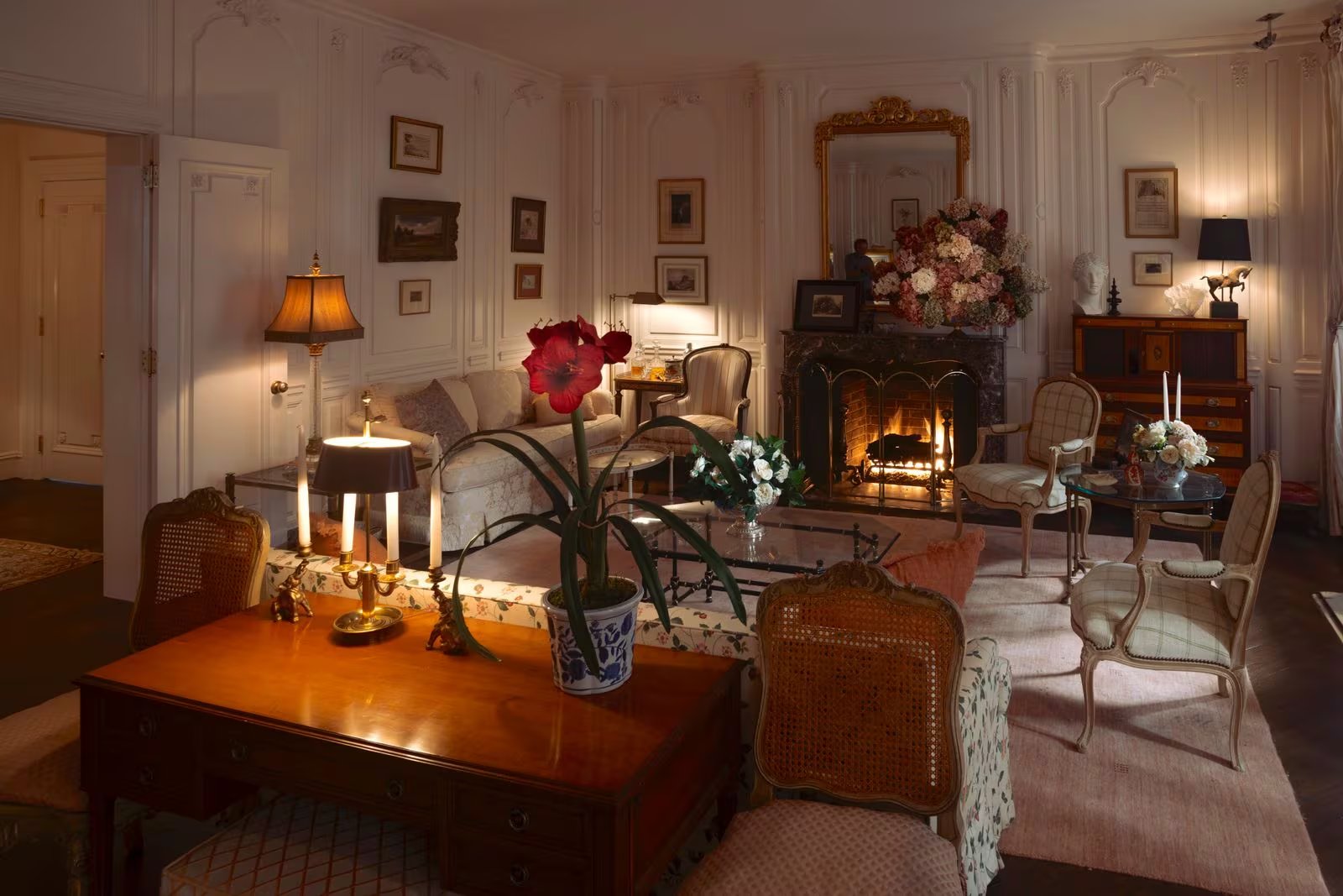 La conexión entre Jackie Kennedy y Carolyn Bessette Kennedy se simboliza a través de la paleta cromática