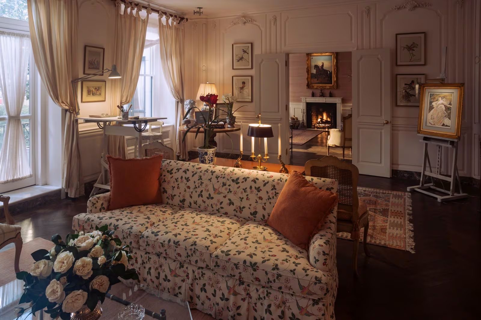 “Love Story” combina fidelidad histórica y decisiones narrativas para evocar la esencia de una época inolvidable