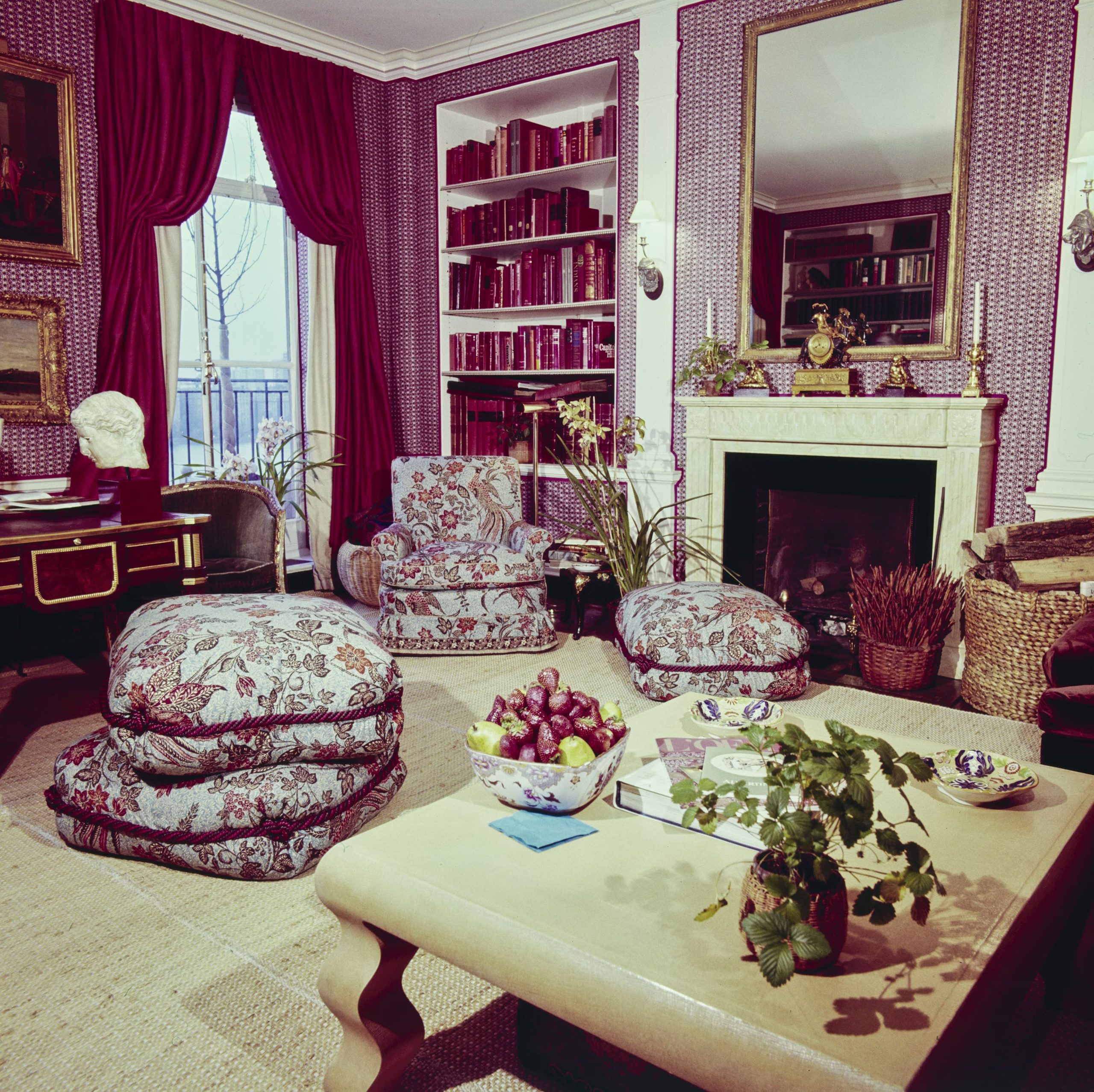 La continuidad visual entre los hogares de Jackie y Carolyn refuerza el relato familiar de la serie