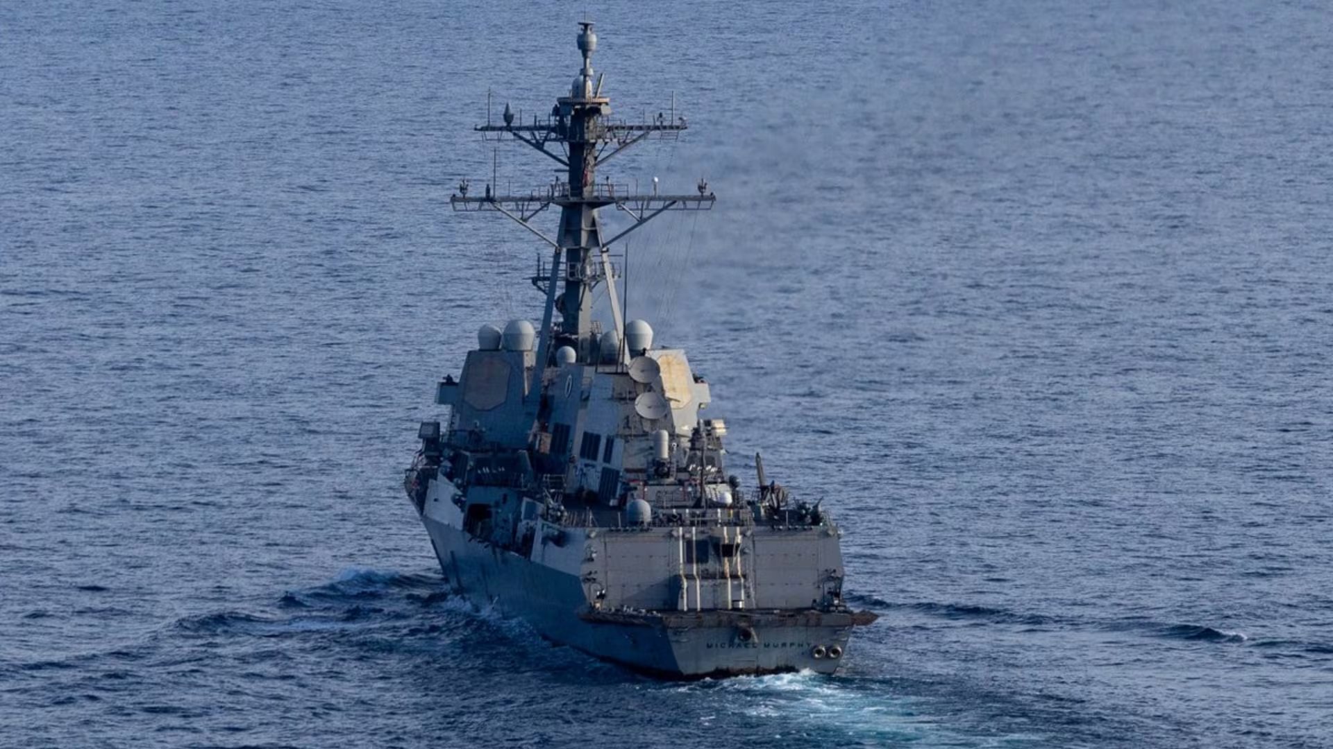 EEUU mantiene la presión naval contra Irán en el estrecho de Ormuz con el destructor de misiles guiados USS Michael Murphy (DDG 112) en el mar Arábigo (@CENTCOM)