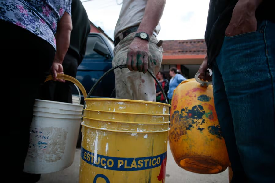 Se recomienda a la ciudadanía almacenar agua, verificar que los grifos estén cerrados y comunicarse con la Acualínea 116 en caso de emergencias - crédito Colprensa
