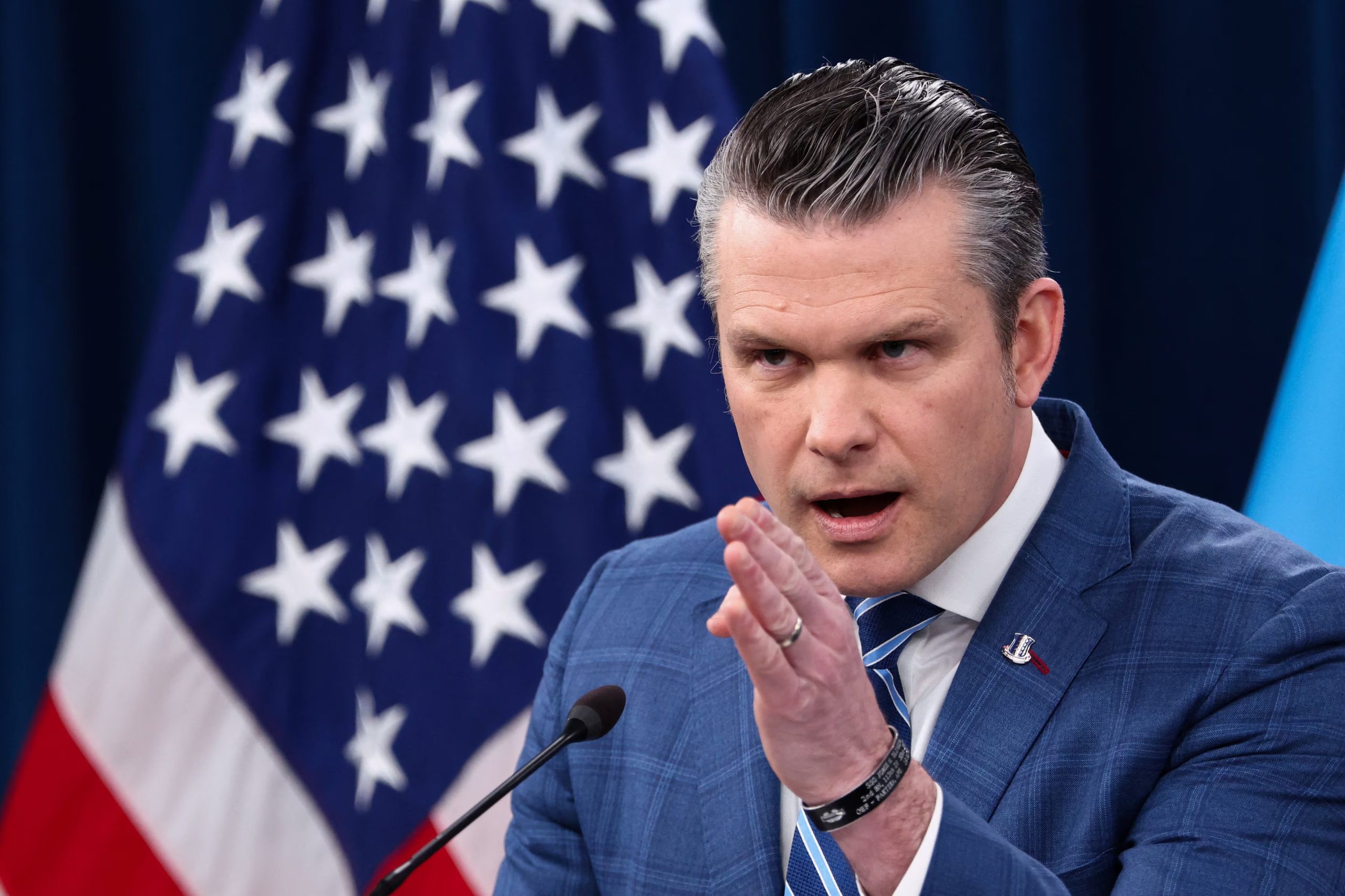 El jefe del Pentágono, Pete Hegseth, atribuyó al presidente Donald Trump una 'victoria histórica y abrumadora' sobre Irán. (REUTERS/Kevin Lamarque)