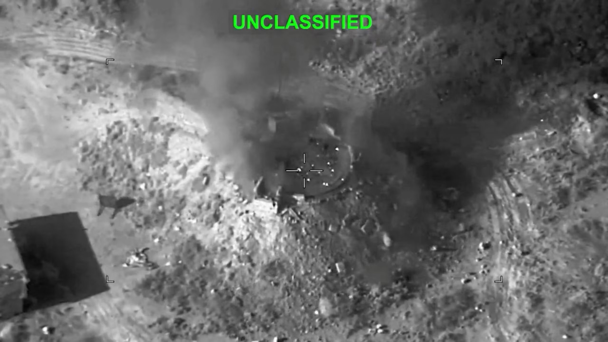 Captura de un video difundido por el CENTCOM muestra humo elevándose tras un ataque contra un objetivo iraní en una ubicación no precisada (REUTERS/Centcom)