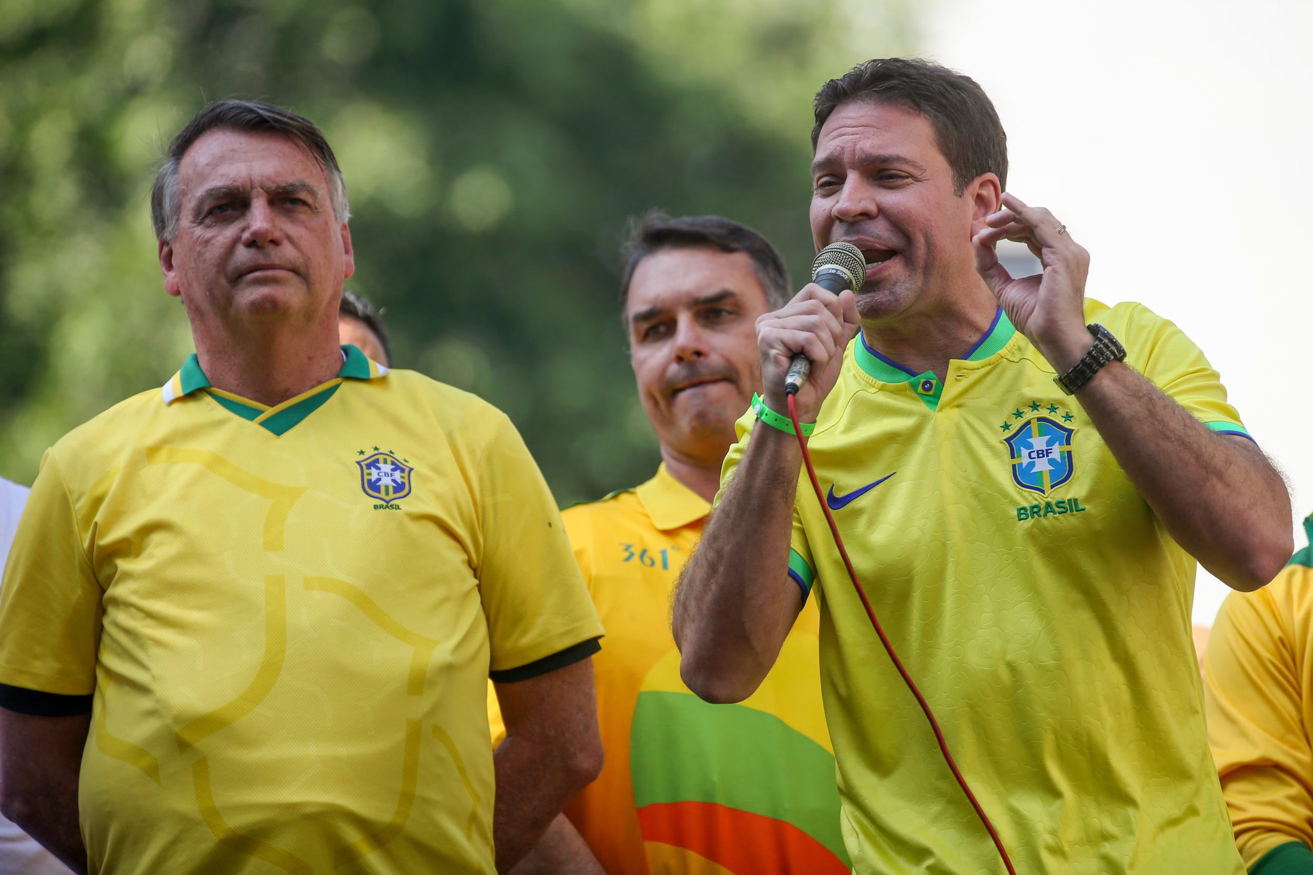 Alexandre Ramagem junto al ex presidente brasileño Jair Bolsonaro, el 18 de julio de 2024, en Río de Janeiro (AP Foto/Bruna Prado/Archivo)