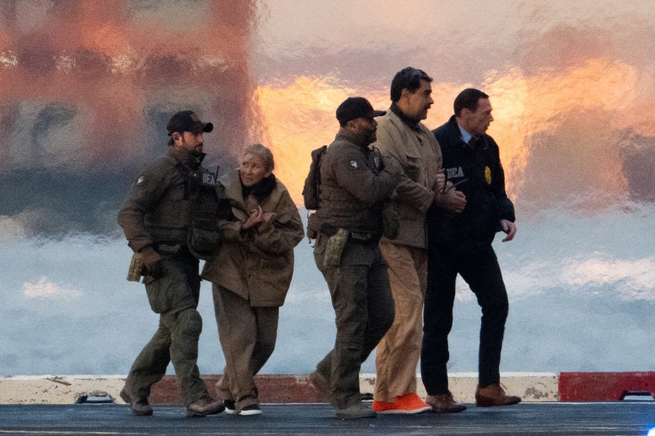 Agentes del orden público sacan del helicóptero al ex dictador venezolano Nicolás Maduro, el 5 de enero de 2026 (REUTERS/Adam Gray)