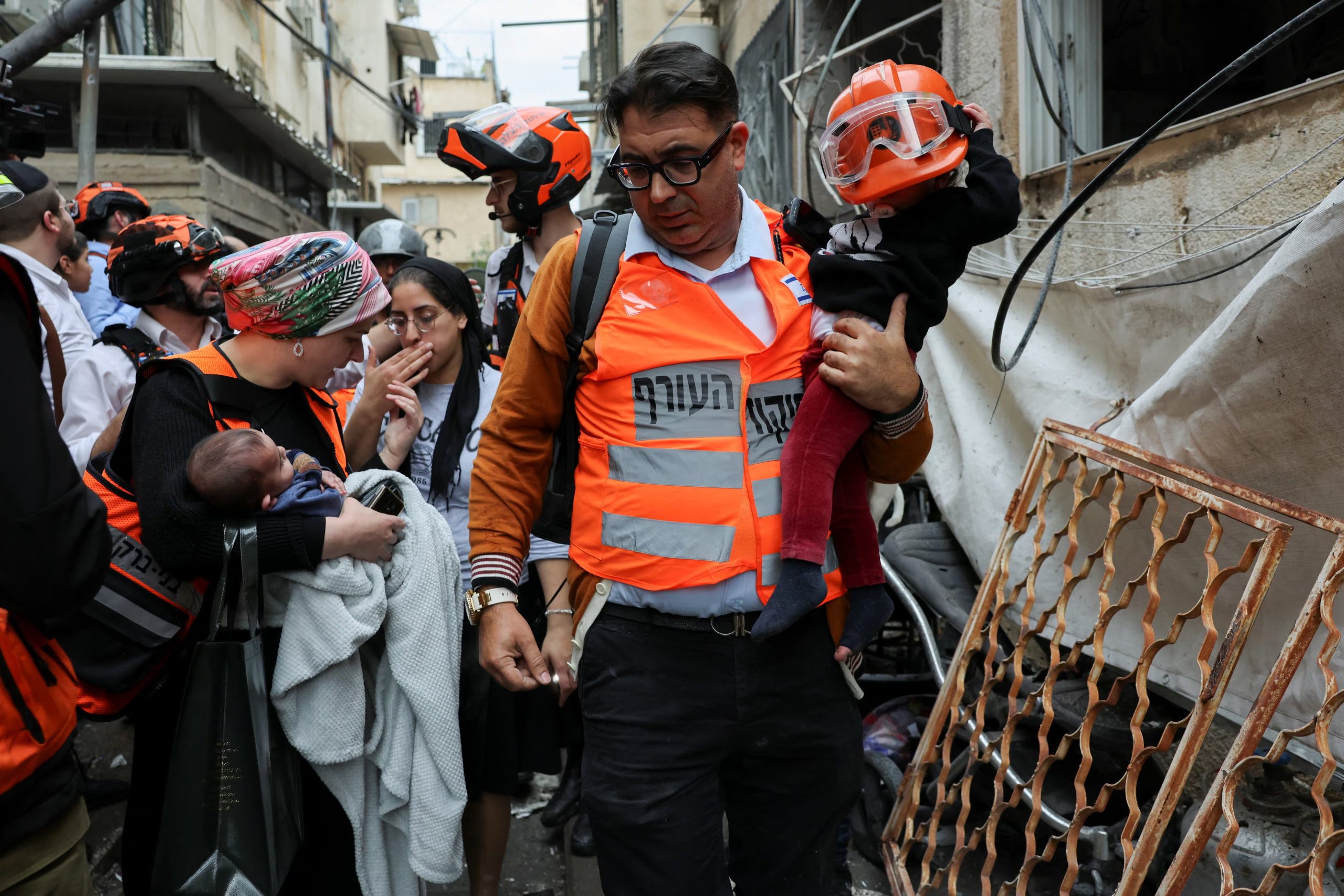 Personal de emergencia israelí evacua a niños de la zona afectada tras el lanzamiento de misiles iraníes contra Israel (REUTERS/Nir Elias)