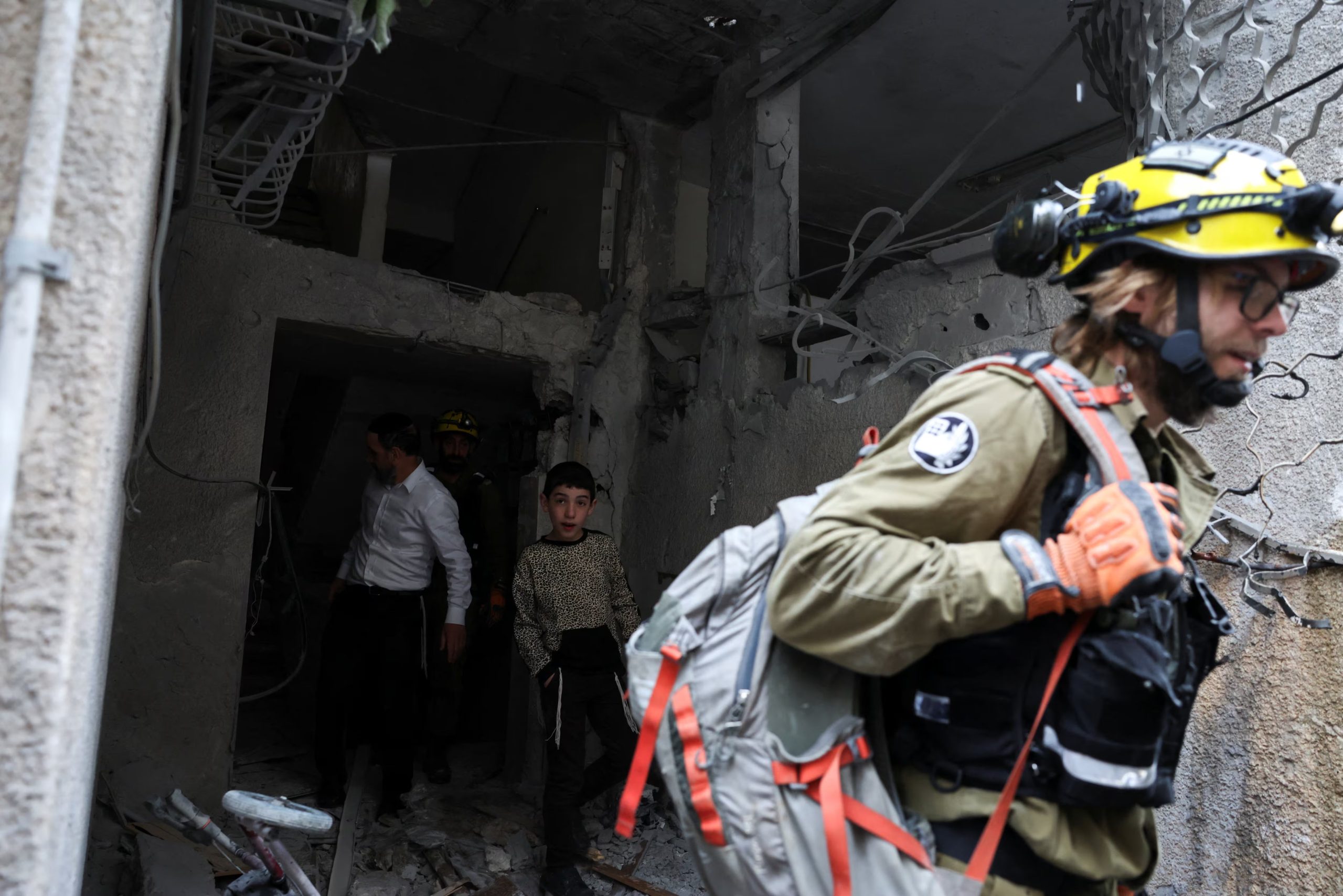 Personas en un edificio residencial dañado tras el lanzamiento de misiles iraníes hacia Israel (REUTERS/Nir Elias)