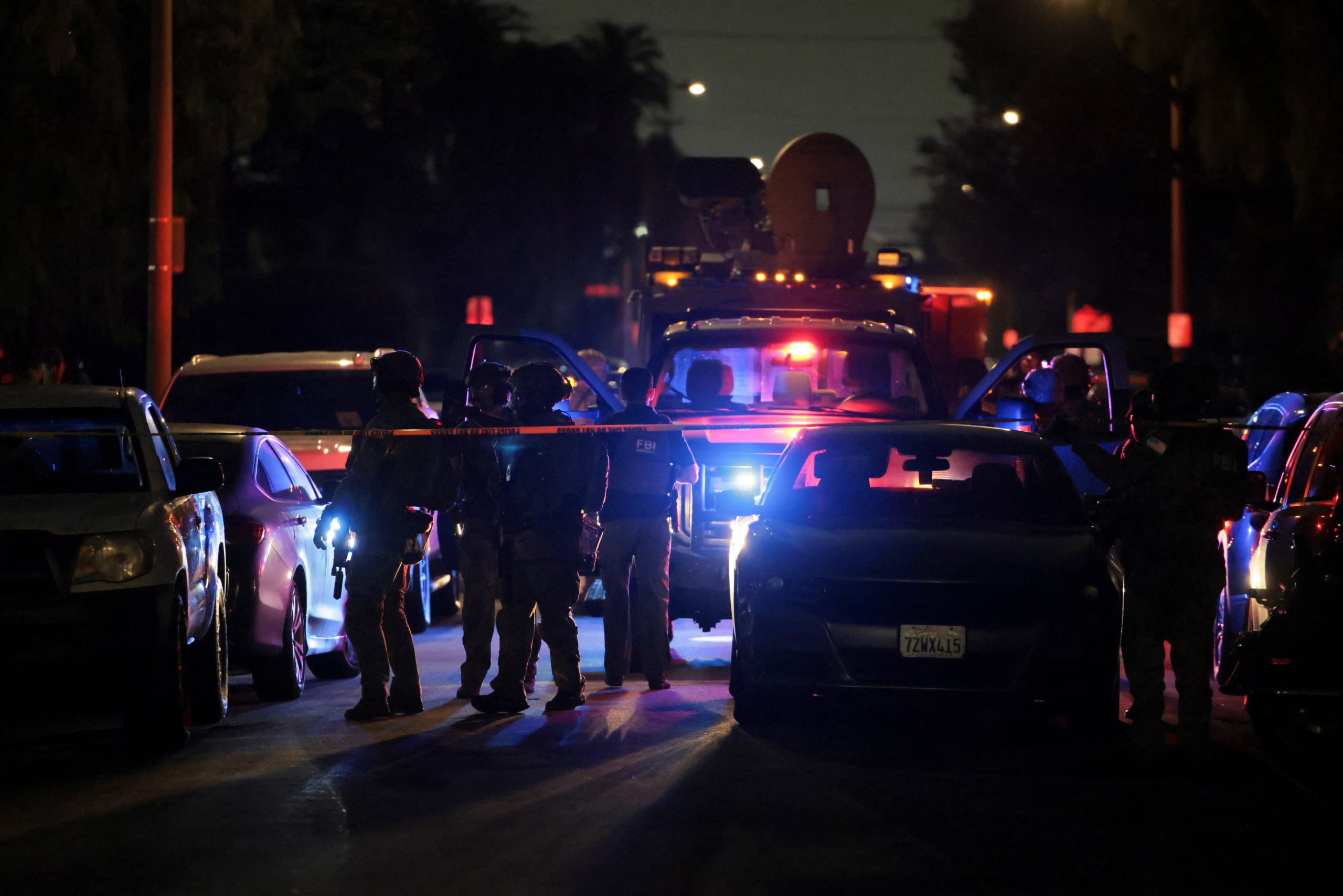 Agentes armados del FBI operan en las inmediaciones de la residencia asociada con Cole Tomas Allen, el sospechoso del tiroteo ocurrido durante la cena anual de la Asociación de Corresponsales de la Casa Blanca en Washington, D.C., en Torrance, California, EE. UU., el 25 de abril de 2026 (REUTERS/Daniel Cole)