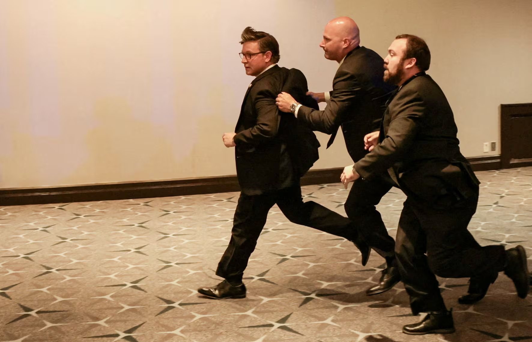 El presidente de la Cámara de Representantes de Estados Unidos, Mike Johnson (republicano por Luisiana), es evacuado mientras un atacante abre fuego durante la cena anual de la Asociación de Corresponsales de la Casa Blanca en Washington, D.C., Estados Unidos, el 25 de abril de 2026 (REUTERS/Jonathan Ernst)