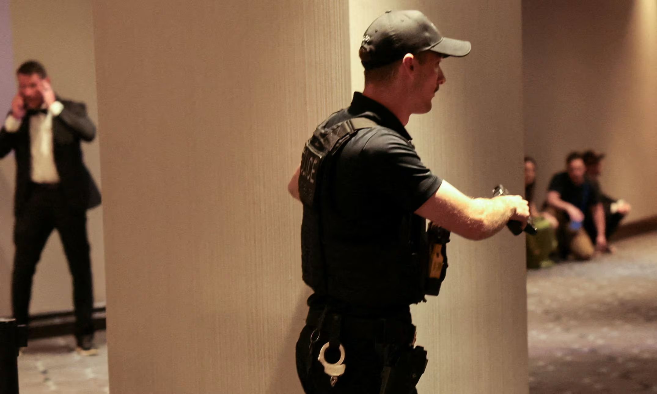 Un agente del Servicio Secreto sostiene su arma mientras un atacante abre fuego durante la cena anual de la Asociación de Corresponsales de la Casa Blanca en Washington, D.C., EEUU, el 25 de abril de 2026 (REUTERS/Jonathan Ernst)