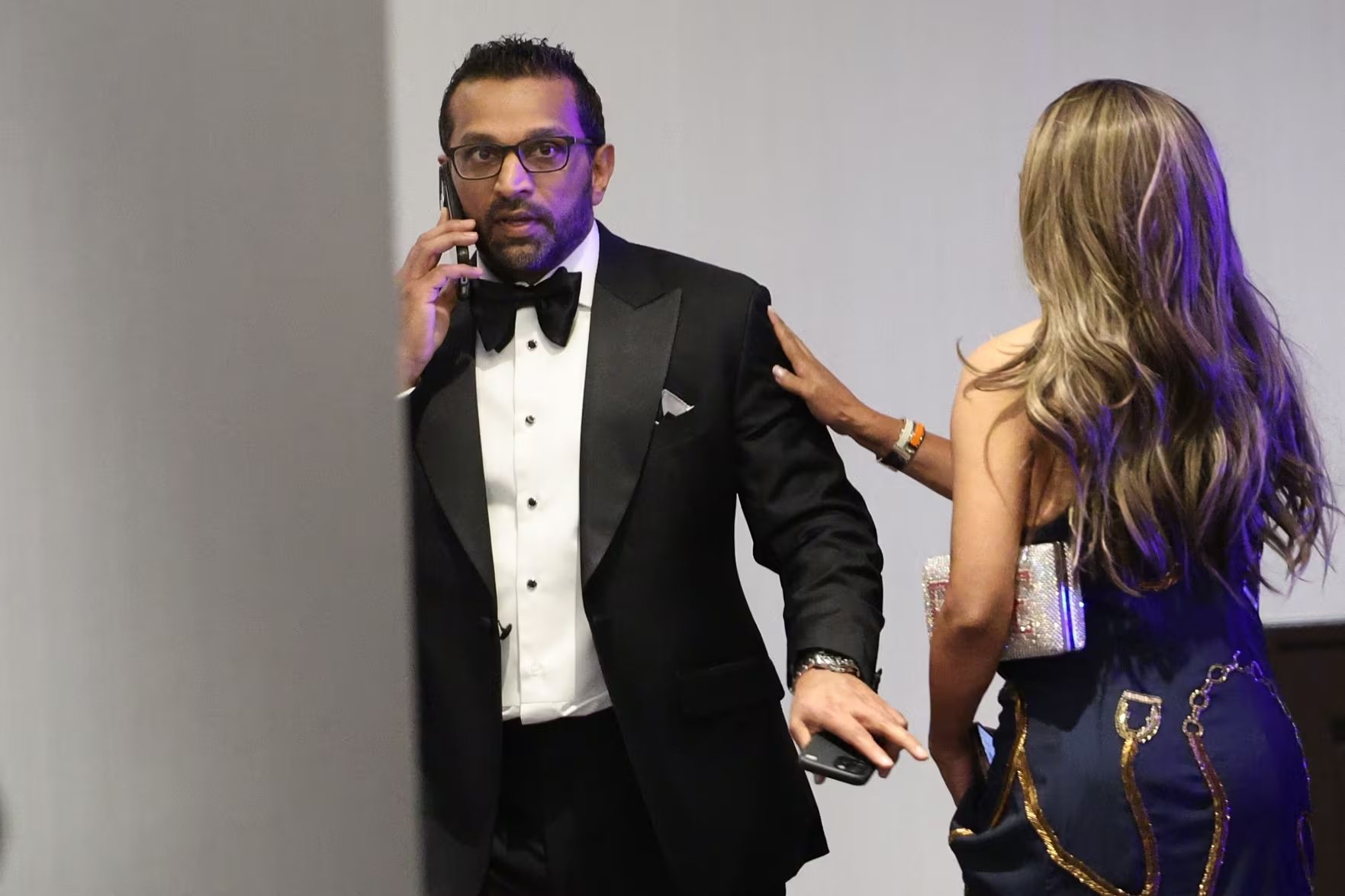 El director del FBI, Kash Patel, aparece hablando por teléfono mientras altos funcionarios estadounidenses eran evacuados de la cena anual de corresponsales de la Casa Blanca tras una amenaza no especificada, el sábado 25 de abril de 2026, en Washington (AP/Tom Brenner)