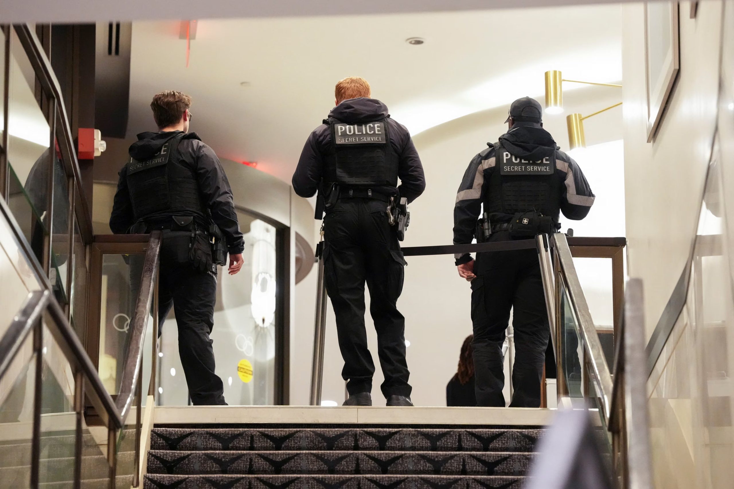 Miembros del Servicio Secreto bloquean una escalera que conduce al vestíbulo del lugar del evento, tras un tiroteo ocurrido durante la cena anual de la Asociación de Corresponsales de la Casa Blanca, en Washington, D.C., EE. UU., el 25 de abril de 2026 (REUTERS/Ken Cedeno)