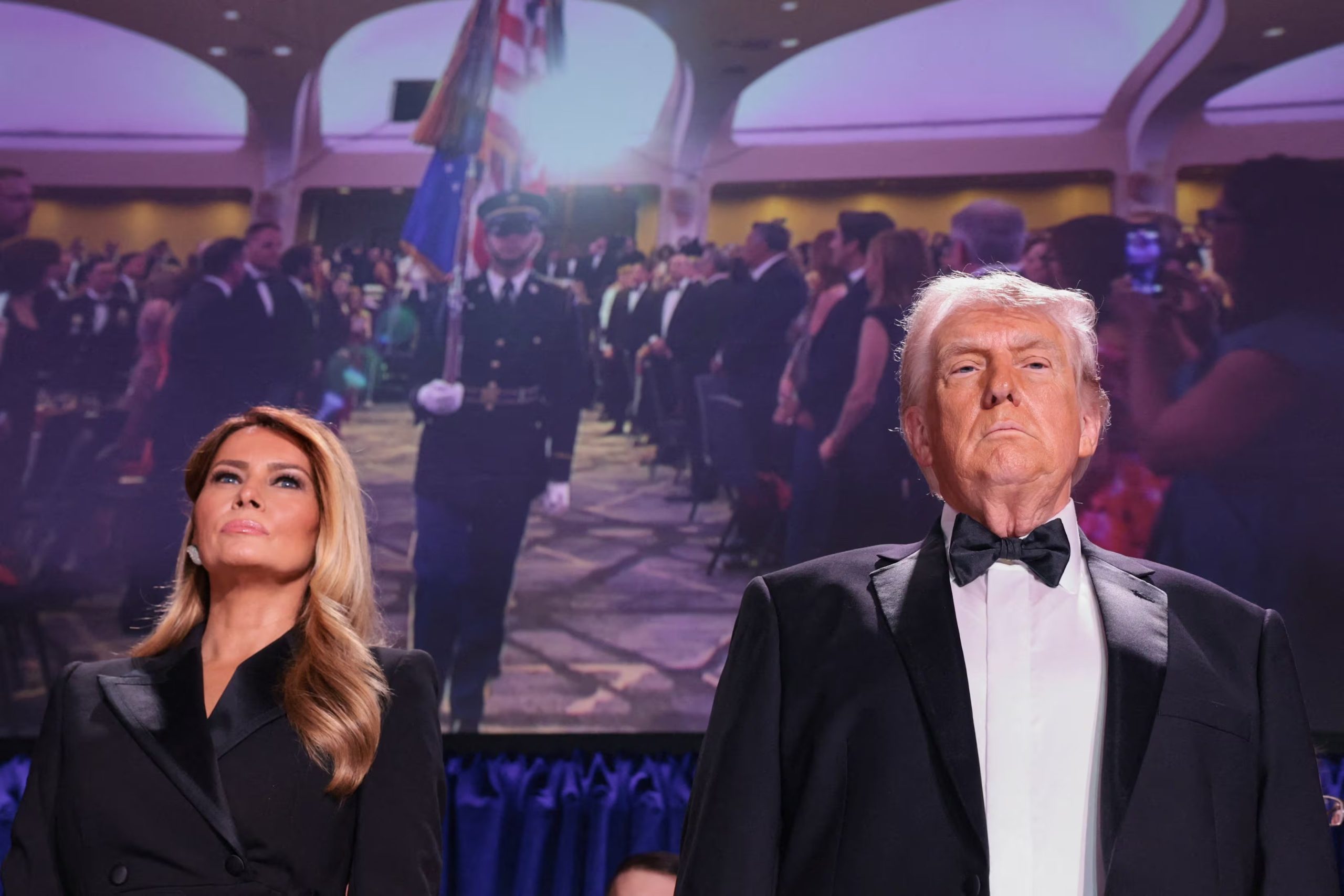El presidente de Estados Unidos, Donald Trump, y la primera dama, Melania Trump, asisten a la cena anual de la Asociación de Corresponsales de la Casa Blanca en Washington, D.C., Estados Unidos, el 25 de abril de 2026 (REUTERS/Jonathan Ernst)