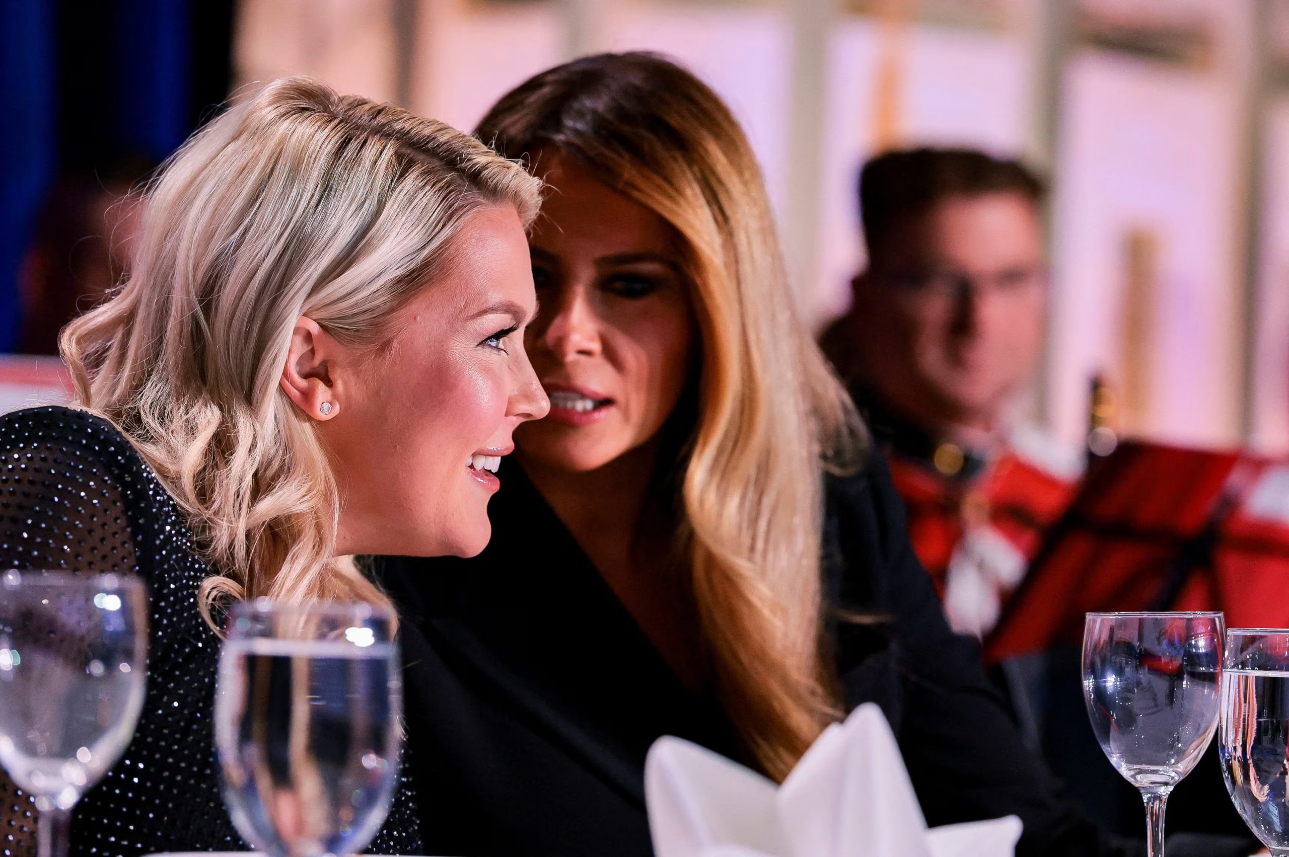 La primera dama de Estados Unidos, Melania Trump, y la secretaria de prensa de la Casa Blanca, Karoline Leavitt, asisten a la cena anual de la Asociación de Corresponsales de la Casa Blanca en Washington, D.C., Estados Unidos, el 25 de abril de 2026 (REUTERS/Jonathan Ernst)