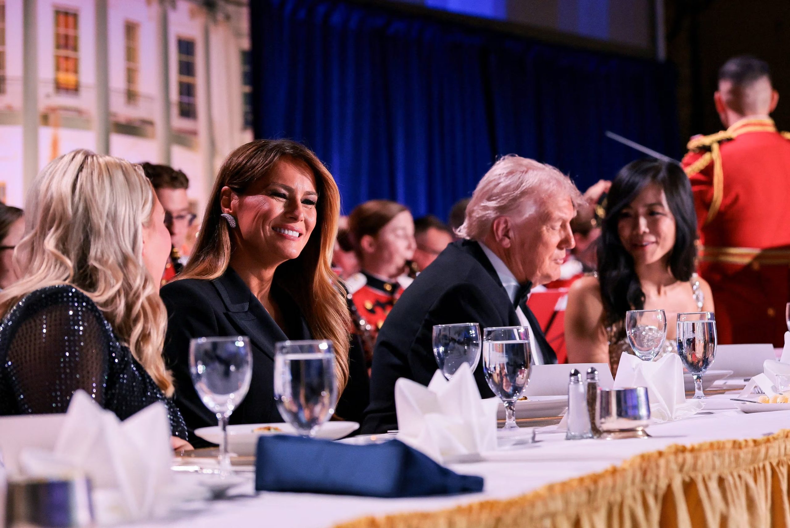El presidente de Estados Unidos, Donald Trump, la primera dama Melania Trump, la secretaria de prensa de la Casa Blanca, Karoline Leavitt, y la corresponsal principal de la Casa Blanca de CBS News, Weijia Jiang, asisten a la cena anual de la Asociación de Corresponsales de la Casa Blanca en Washington, D.C., Estados Unidos, el 25 de abril de 2026 (REUTERS/Jonathan Ernst)