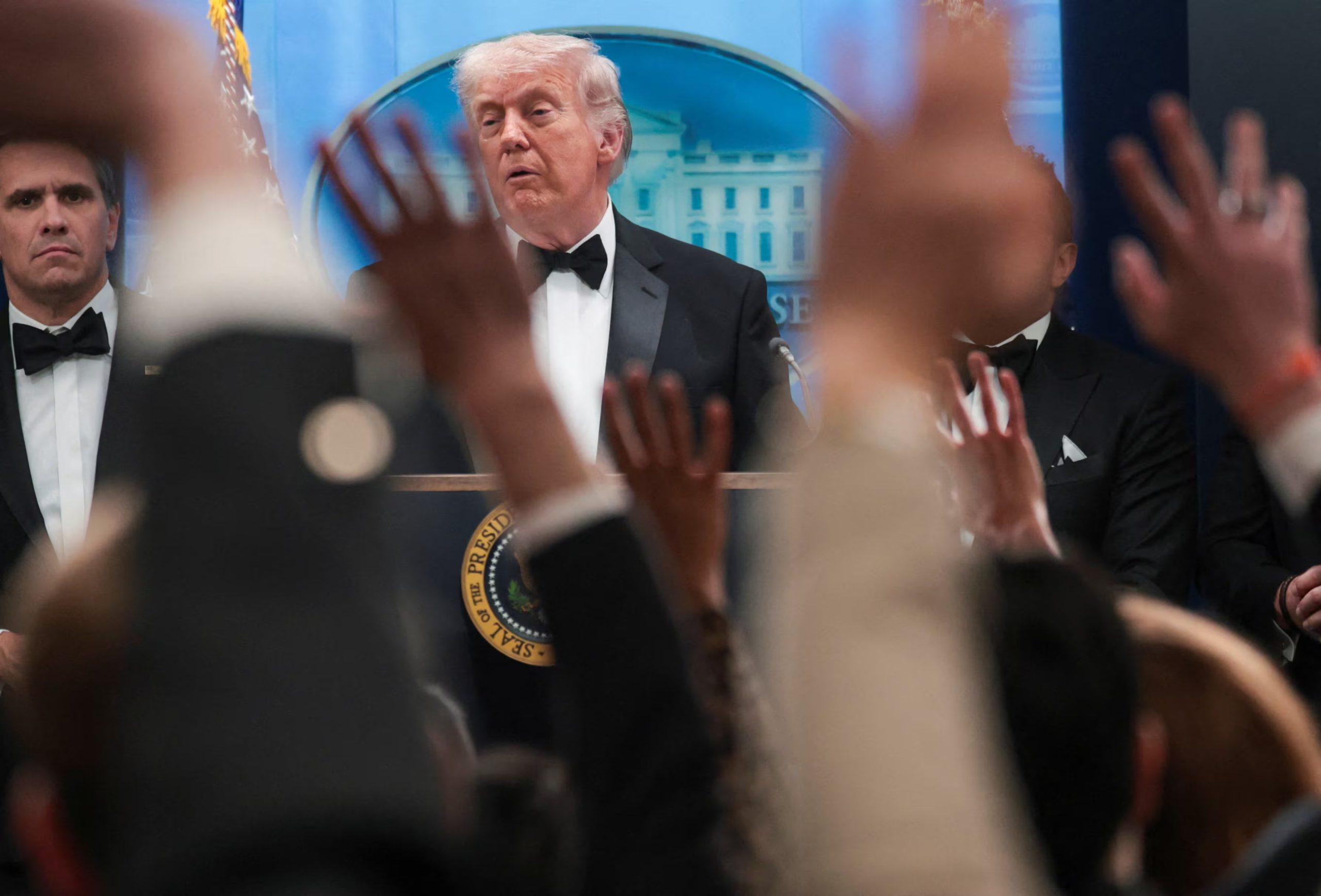 Periodistas levantan la mano para hacer preguntas mientras el presidente estadounidense Donald Trump ofrece una rueda de prensa en la Casa Blanca, tras un tiroteo ocurrido durante la cena anual de la Asociación de Corresponsales de la Casa Blanca, en Washington, D.C., EE. UU., el 25 de abril de 2026 (REUTERS/Jonathan Ernst)