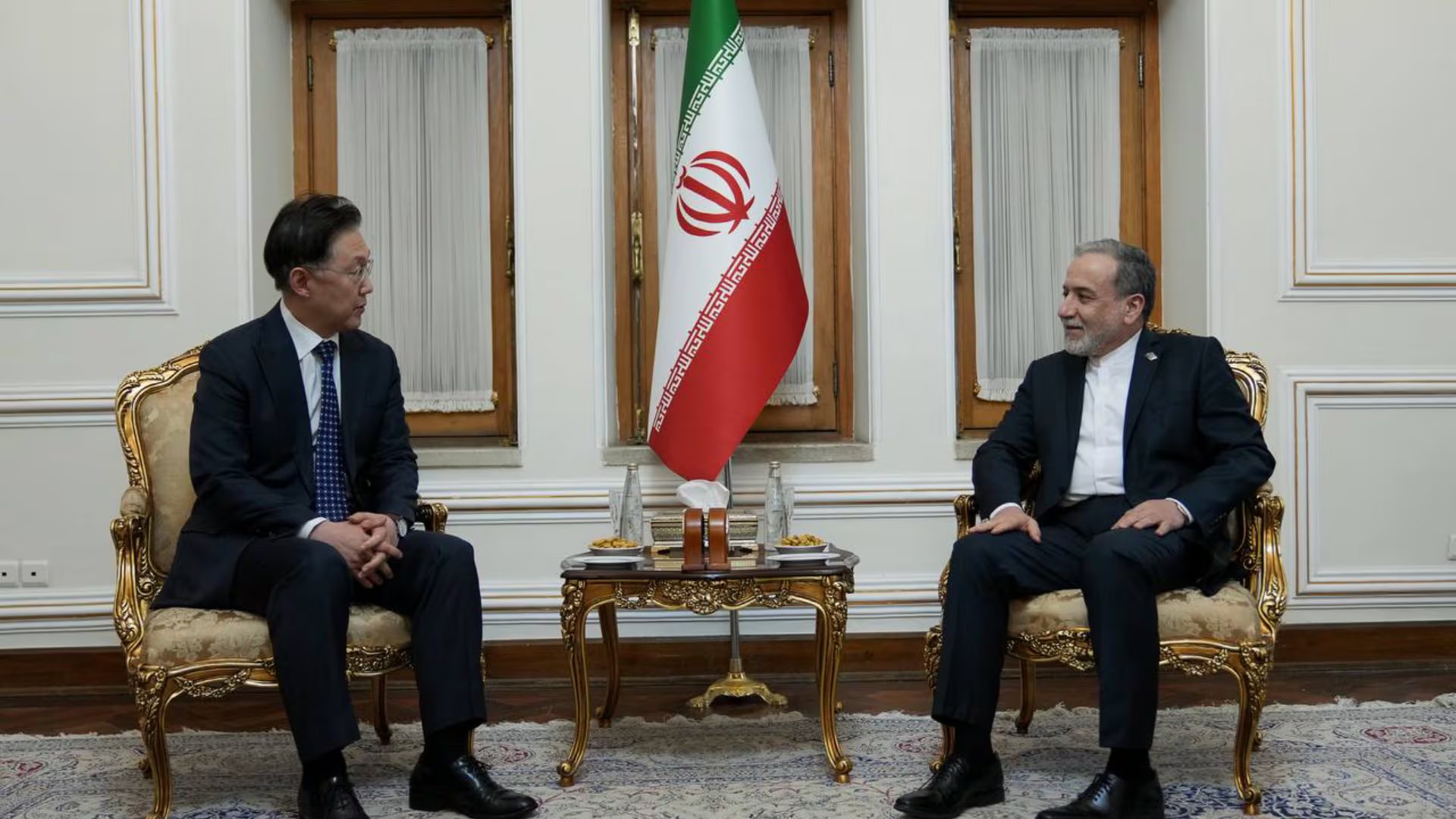 Abbas Araghchi diaogó con el enviado especial de Corea del Sur, Chang Byung-ha