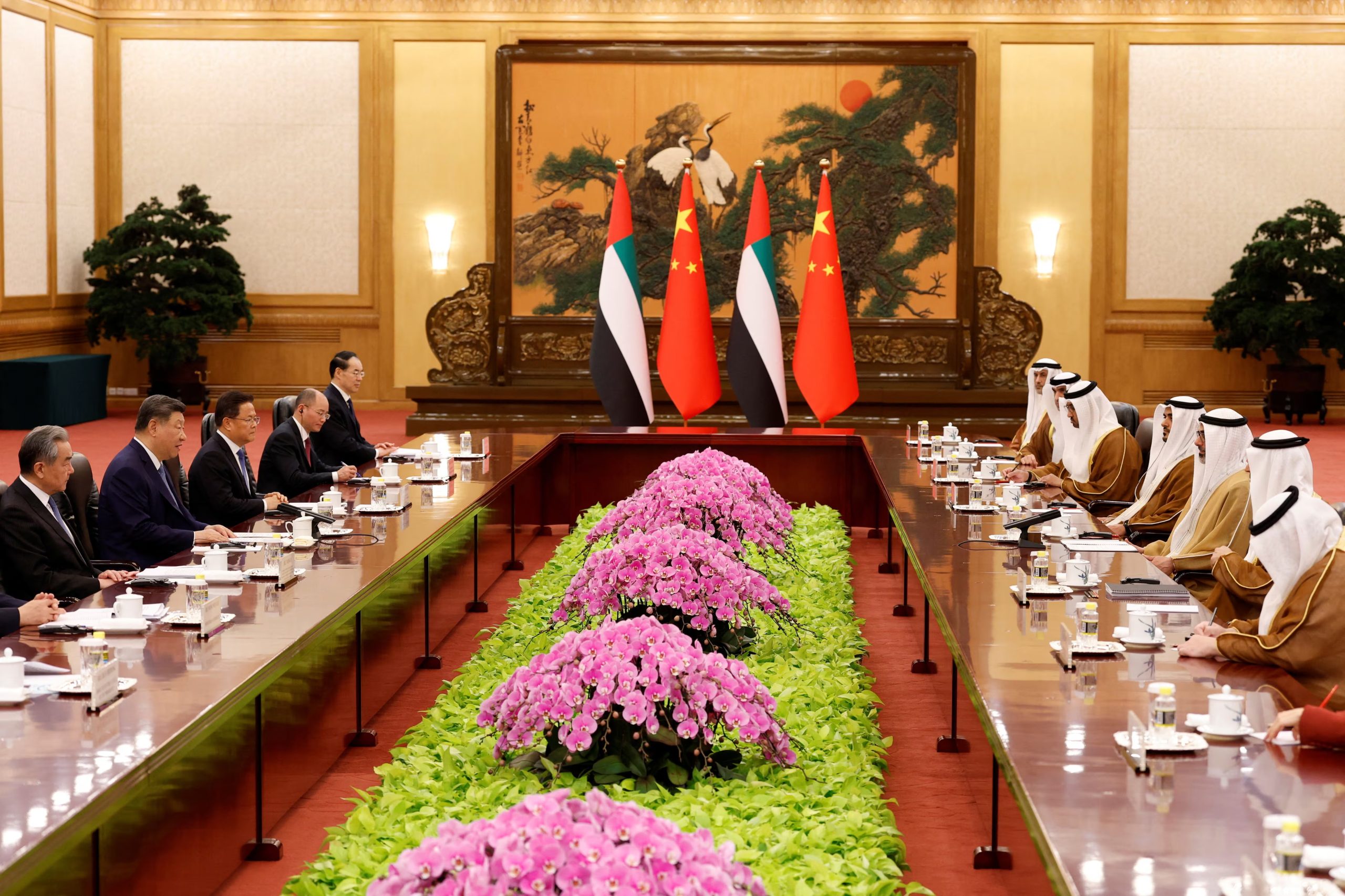 El presidente de China, Xi Jinping, y el jeque Khaled bin Mohamed bin Zayed Al Nahyan, príncipe heredero de Abu Dhabi (Emiratos Árabes Unidos), asisten a una reunión en el Gran Salón del Pueblo, en Pekín, el 14 de abril de 2026. Haruna Furuhashi/Pool vía REUTERS