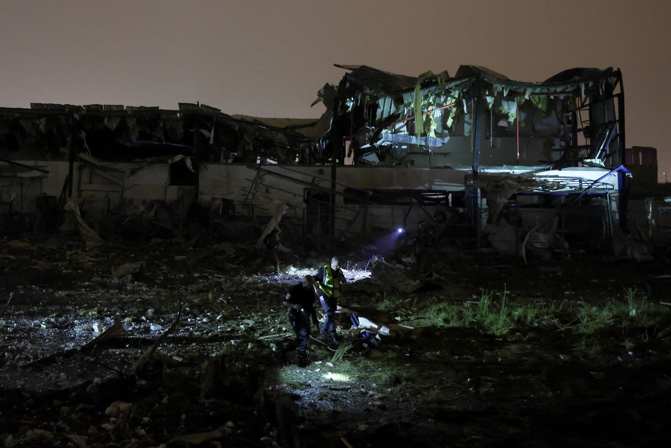 Personal de emergencia trabaja en el lugar de los daños tras el lanzamiento de una andanada de misiles iraníes contra Israel, en Petah Tikva, Israel, el 2 de abril de 2026 (REUTERS/Ammar Awad)